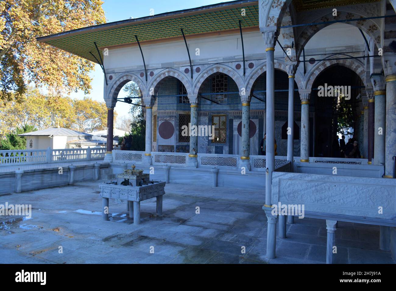 Istanbul, Turchia - Novembre 2021: Padiglioni e una fontana nella terrazza superiore in marmo del Palazzo Topkapi. Foto Stock