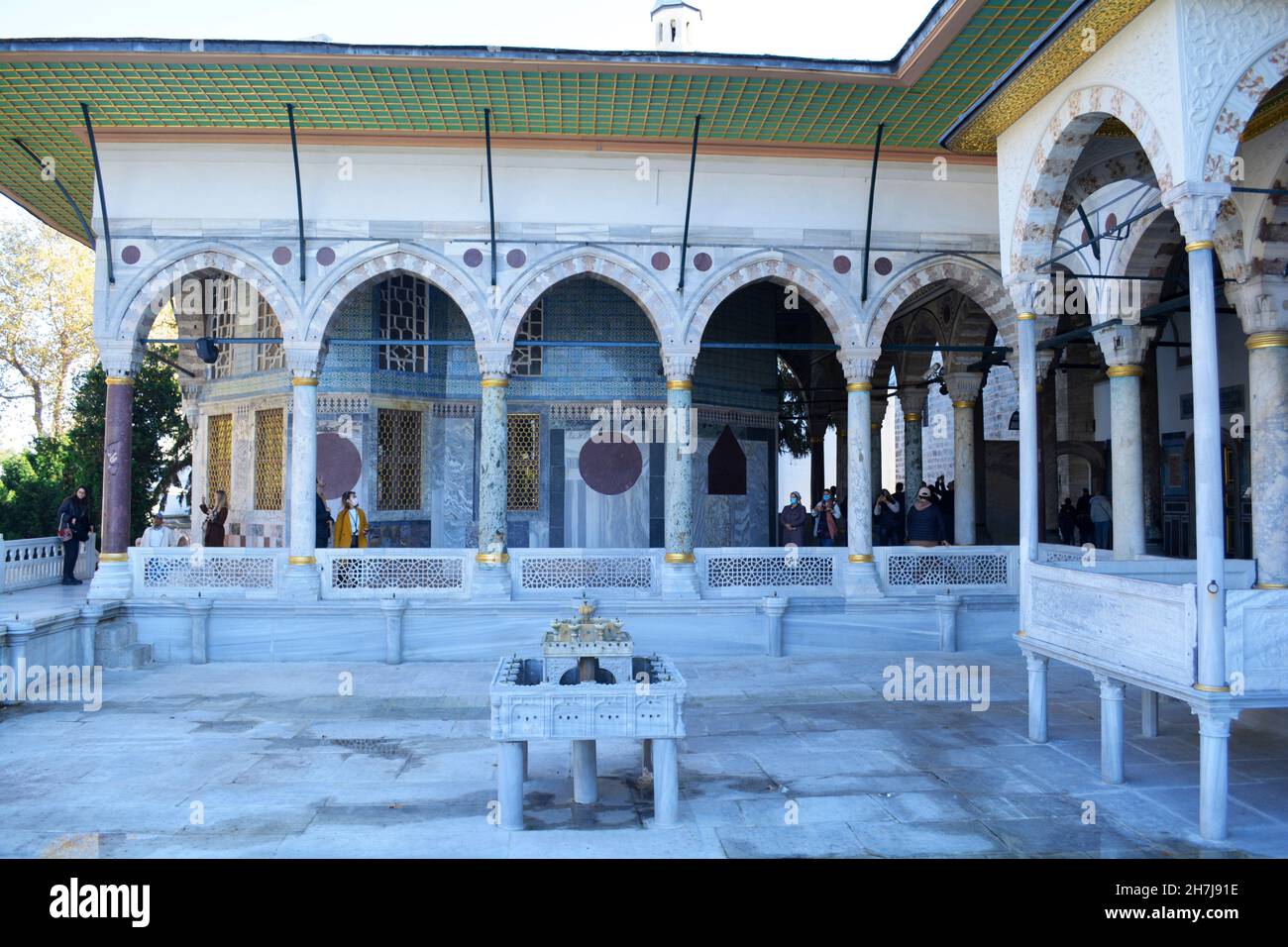 Istanbul, Turchia - Novembre 2021: Padiglioni e una fontana nella terrazza superiore in marmo del Palazzo Topkapi. Foto Stock