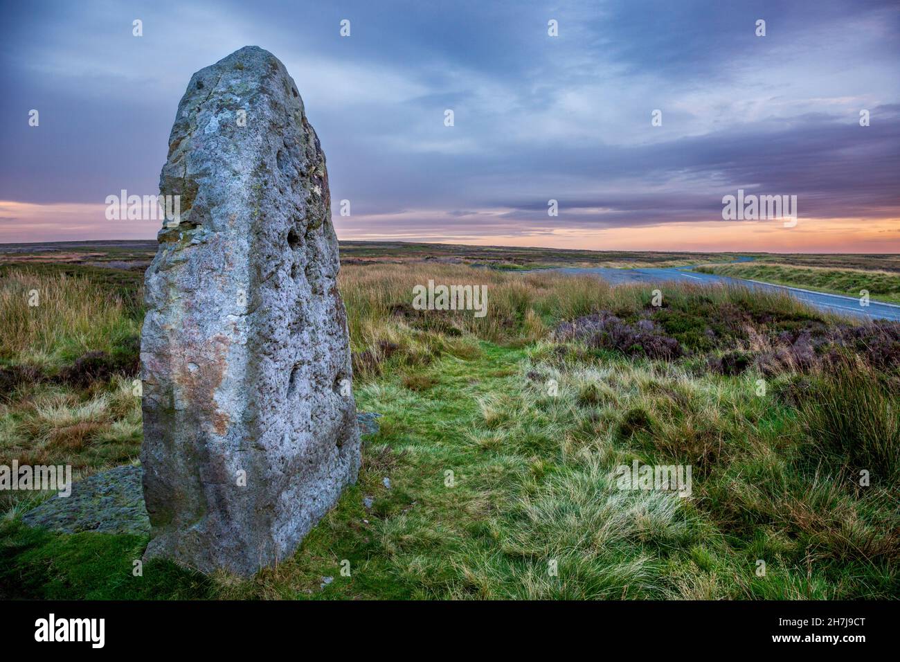 Il Millennium Stone lungo la strada su Danby High Moor nel North York Moors National Park, Yorkshire, Inghilterra Foto Stock