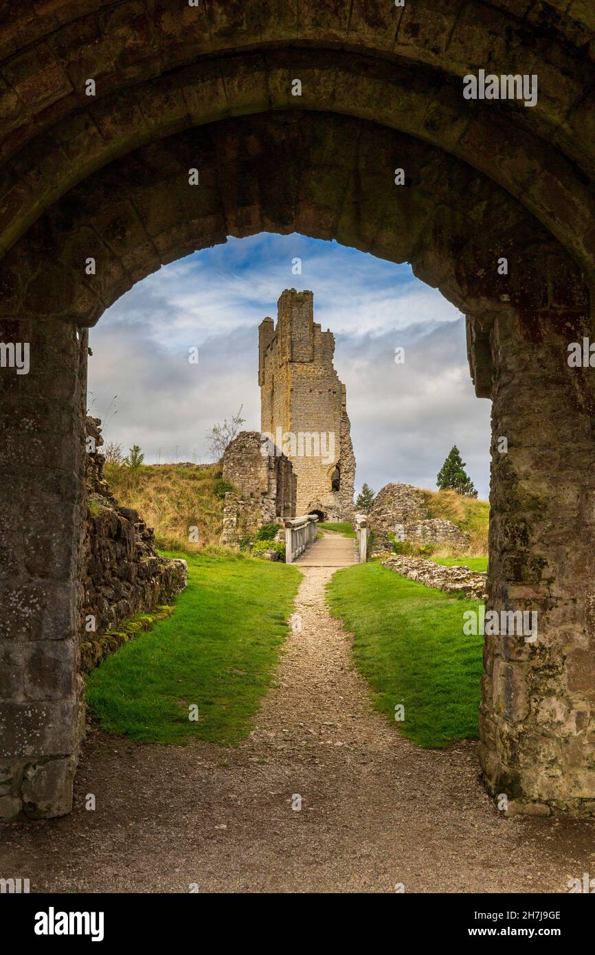 Attraverso il portico alla Grande Torre al Castello di Helmsley, North York Moors Nationl Park, Yorkshire, Inghilterra Foto Stock