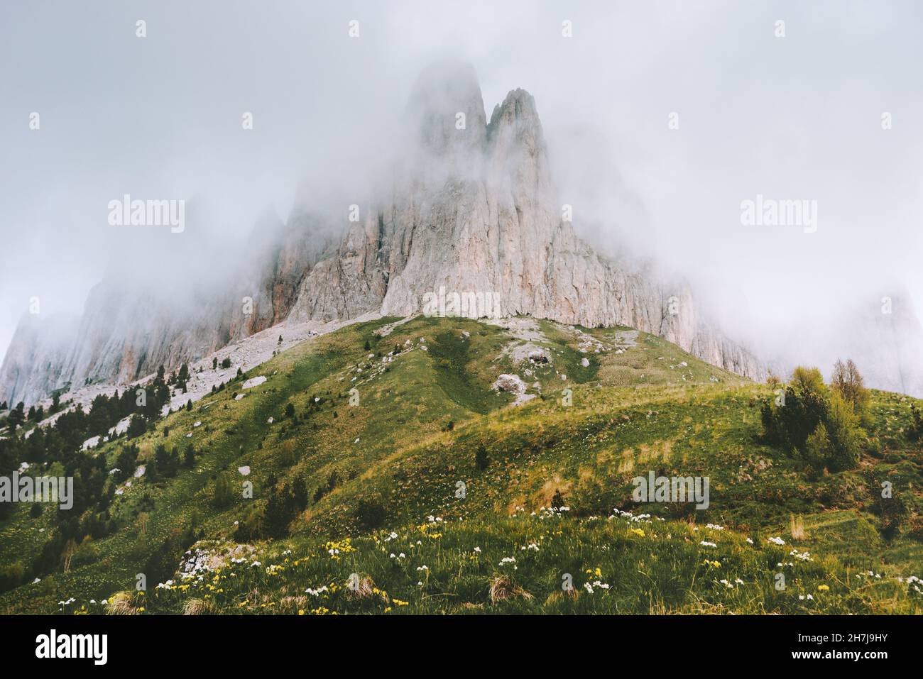 Big Thach montagna nebbia paesaggio bellezza nella natura viaggio Caucaso montagne in Russia deserto destinazioni belle Moody tempo scenario Foto Stock