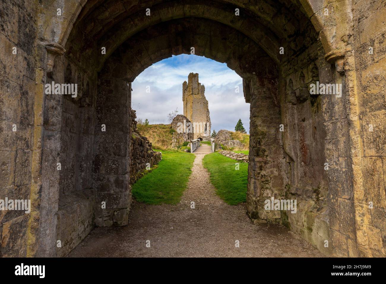 Attraverso il portico alla Grande Torre al Castello di Helmsley, North York Moors Nationl Park, Yorkshire, Inghilterra Foto Stock