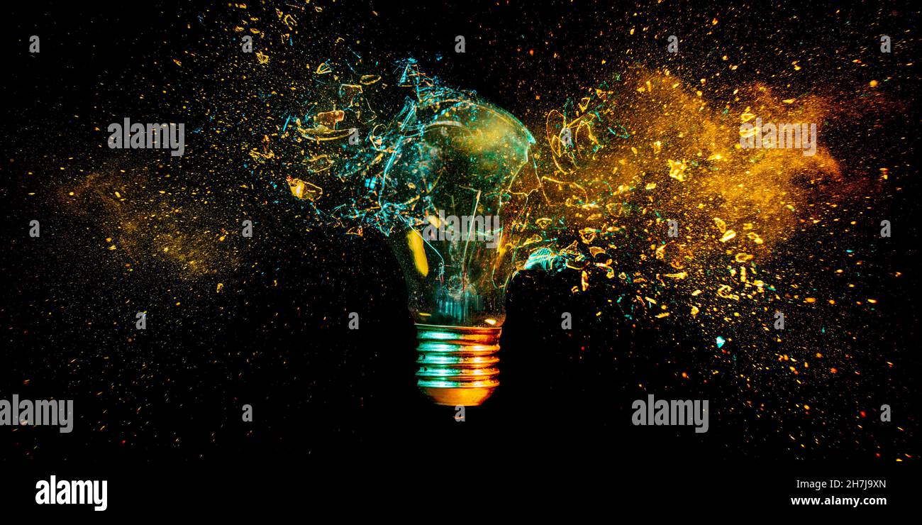 esplosione di una lampadina al tungsteno sul nero. Foto Stock