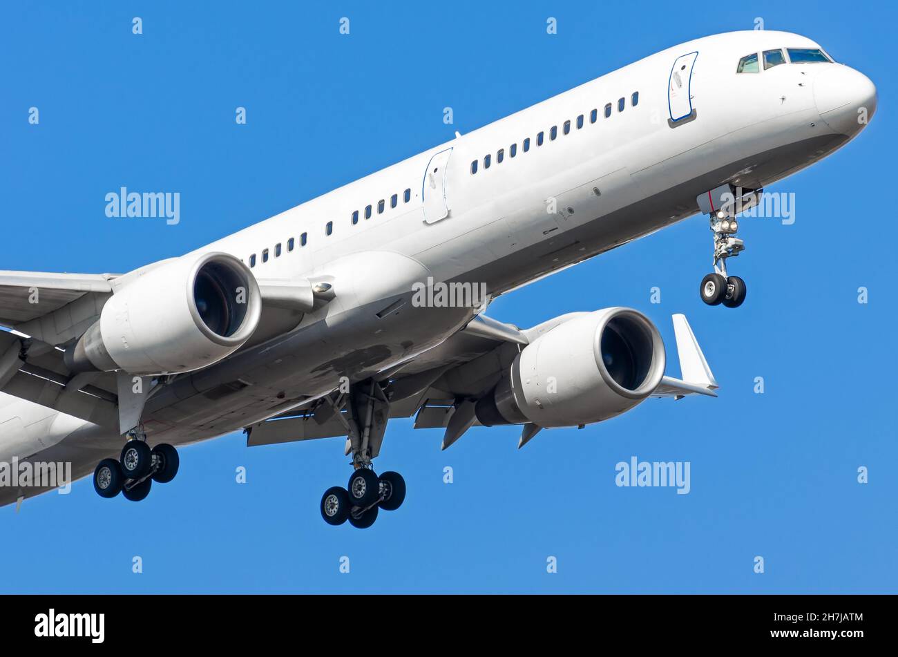 Aereo passeggeri bianco, abitacolo, naso, motori in cielo da vicino Foto Stock Aereo passeggeri bianco, abitacolo, naso, motori in cielo da vicino Foto Stock
