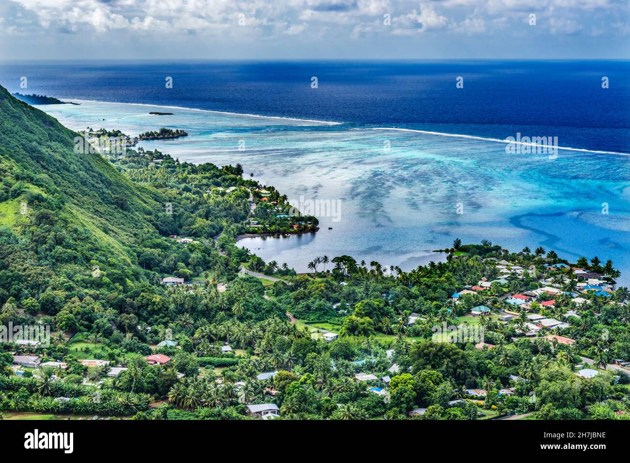 Colorati Outer Reef Blue Water Houses Moorea Tahiti Polinesia Francese. Colori blu diversi dalle barriere coralline della laguna e dal blu profondo del Pacifico Foto Stock