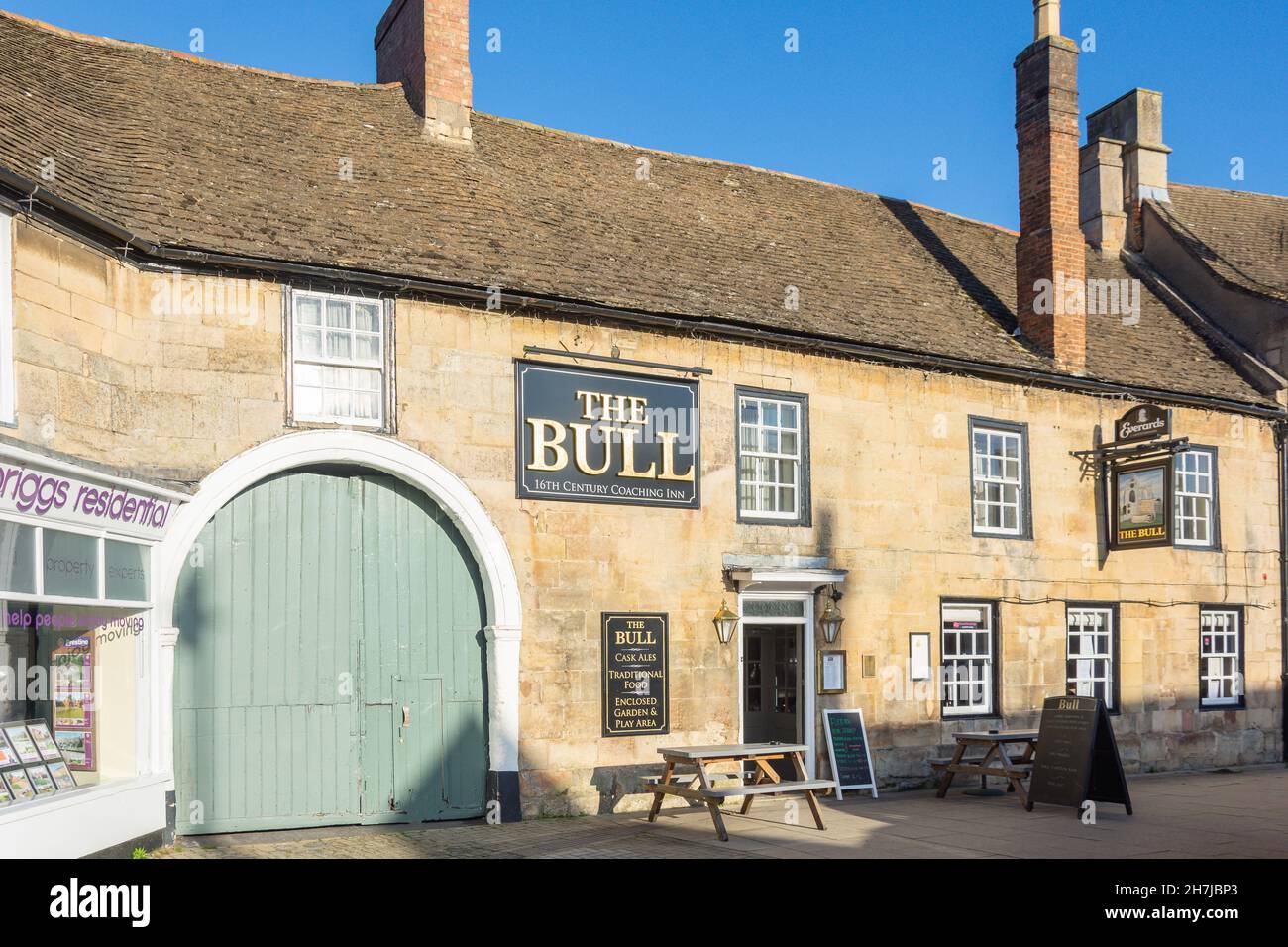 16 ° secolo il Bull Inn, Market Place, Market Deeping, Cambridgeshire, Inghilterra, Regno Unito Foto Stock