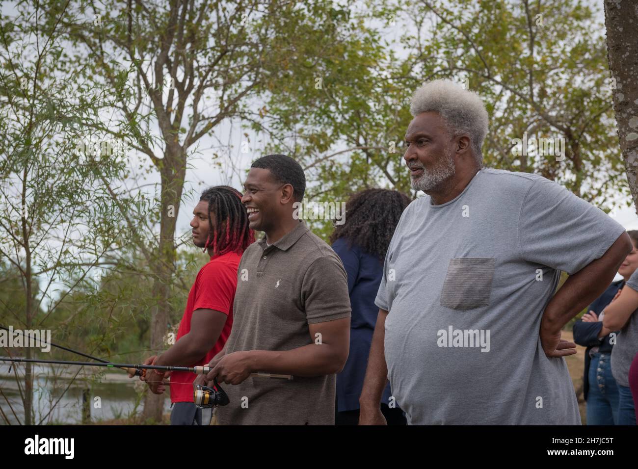 New Orleans, Stati Uniti d'America. 17 novembre 2021. Michael Regan, amministratore EPA degli Stati Uniti, prova la sua mano a pesca con i residenti locali al Parco delle paludi di Sankofa e il sentiero natura, un progetto di recupero nel Lower Ninth Ward, durante il suo viaggio alla giustizia tour 17 novembre 2021 a New Orleans, Louisiana. Credit: Eric Vance/U.S. EPA/Alamy Live News Foto Stock