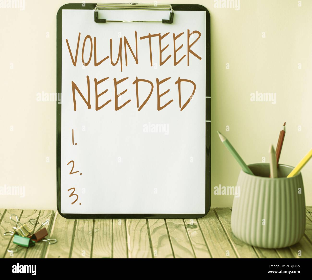 Visualizzazione concettuale Volontario necessario. Foto concettuale che chiede alla persona di lavorare per l'organizzazione senza essere pagato Appunti per ufficio semplice con Stacks di Foto Stock