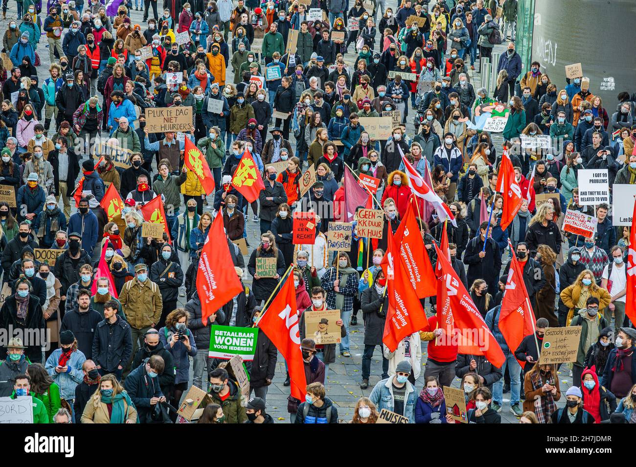 Utrecht, Paesi Bassi. 21 Nov 2021. Durante la protesta di Utrecht, una grande folla di manifestanti ha visto regredire bandiere, cartelli e striscioni. Una coalizione di organizzazioni di inquilini, gruppi di residenti, partiti politici locali e attivisti ha organizzato una manifestazione che hanno chiamato "la protesta residenziale di Utrecht". Intorno al 1500, i manifestanti marciarono attraverso Utrecht, protestando contro la politica immobiliare nei Paesi Bassi. (Foto di Charles M. Vella/SOPA Images/Sipa USA) Credit: Sipa USA/Alamy Live News Foto Stock