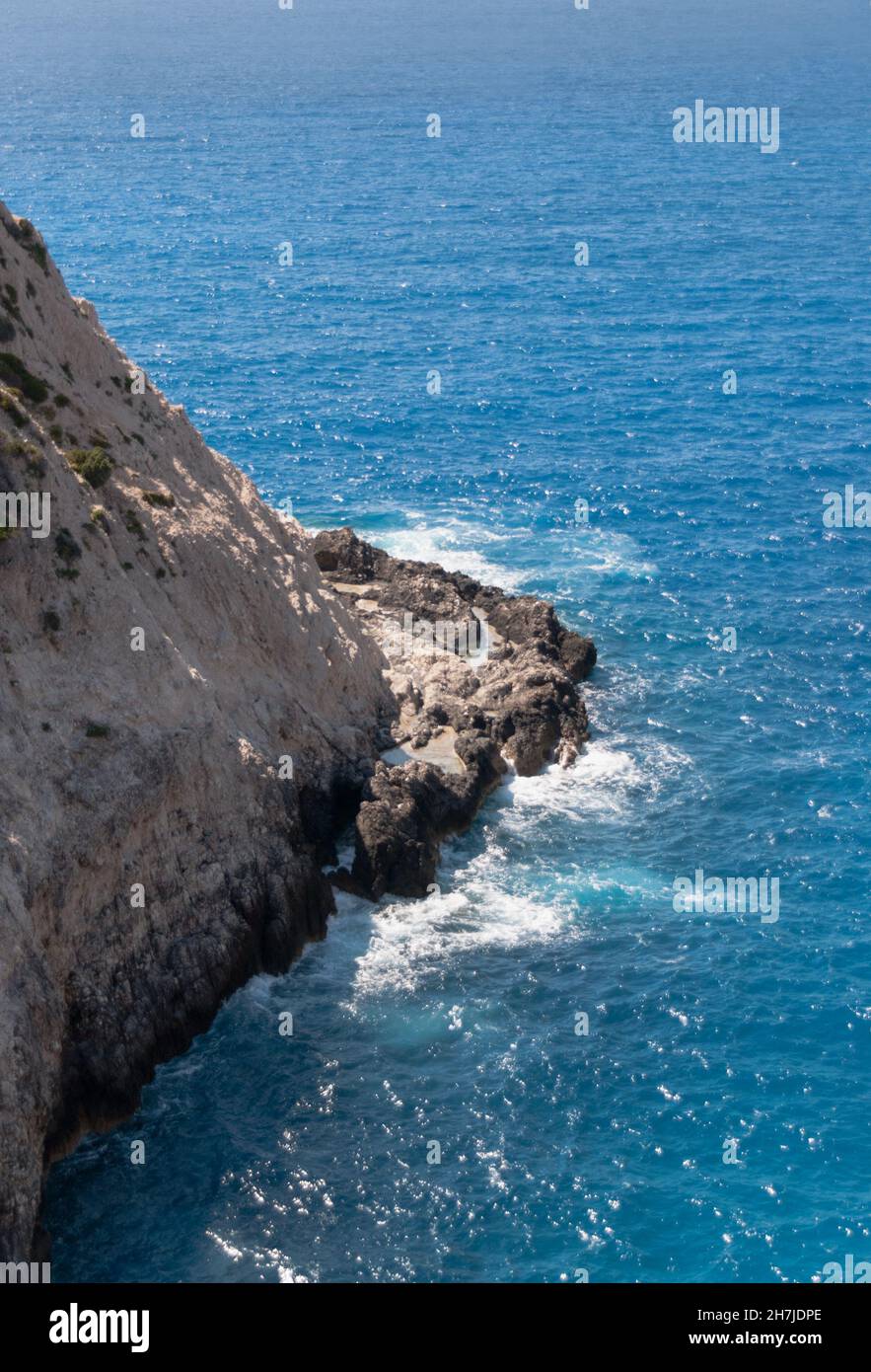 Il bordo della costa rocciosa si tuffa nel mare Foto Stock