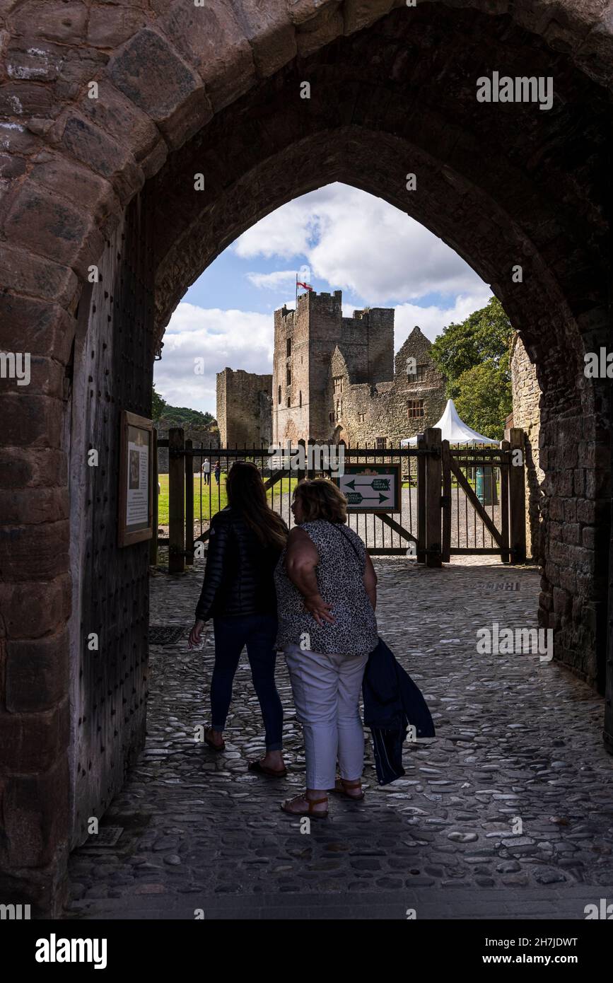 Ingresso ad arco al Castello di Ludlow, Shropshire, Inghilterra, Regno Unito Foto Stock