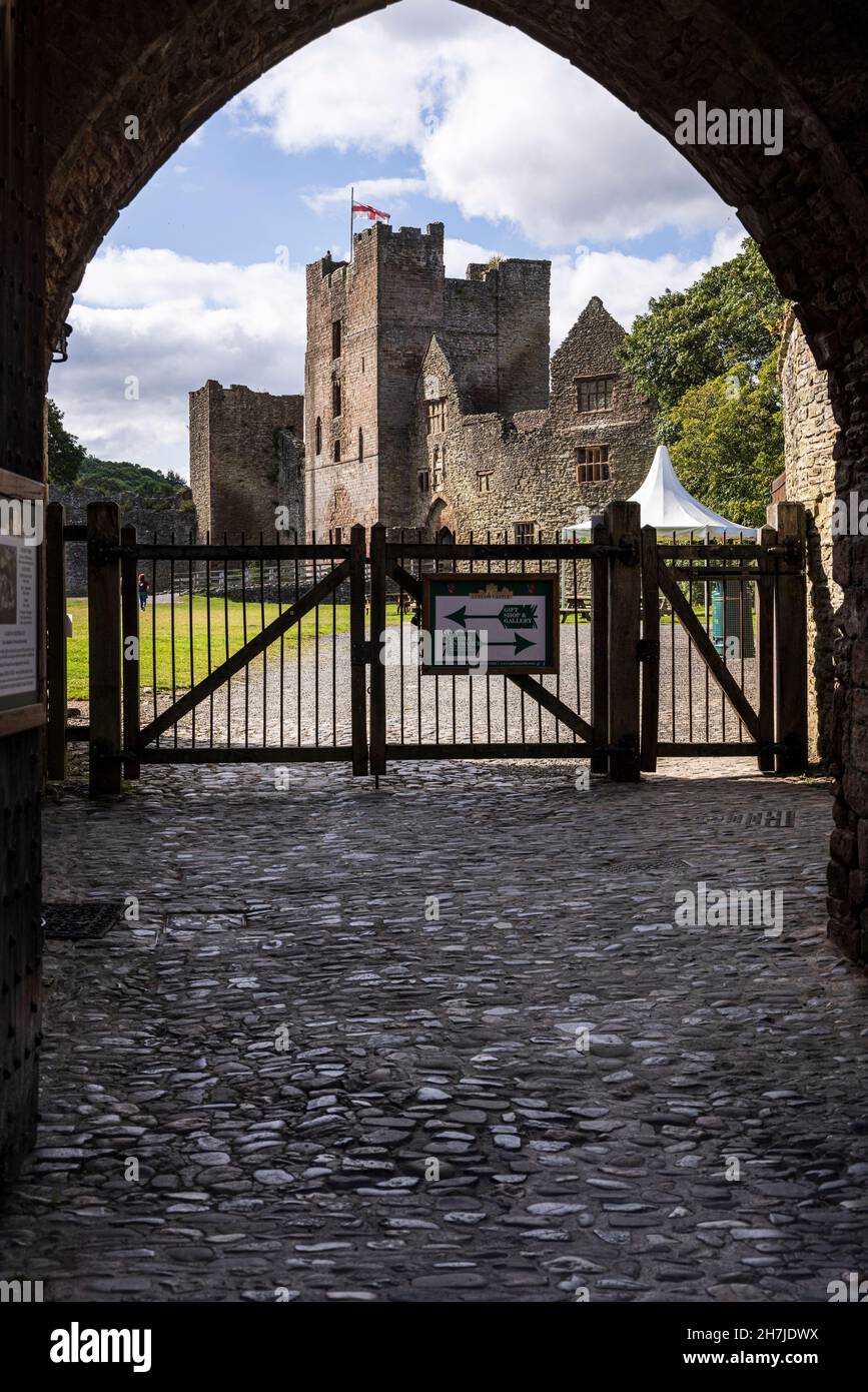 Ingresso ad arco al Castello di Ludlow, Shropshire, Inghilterra, Regno Unito Foto Stock