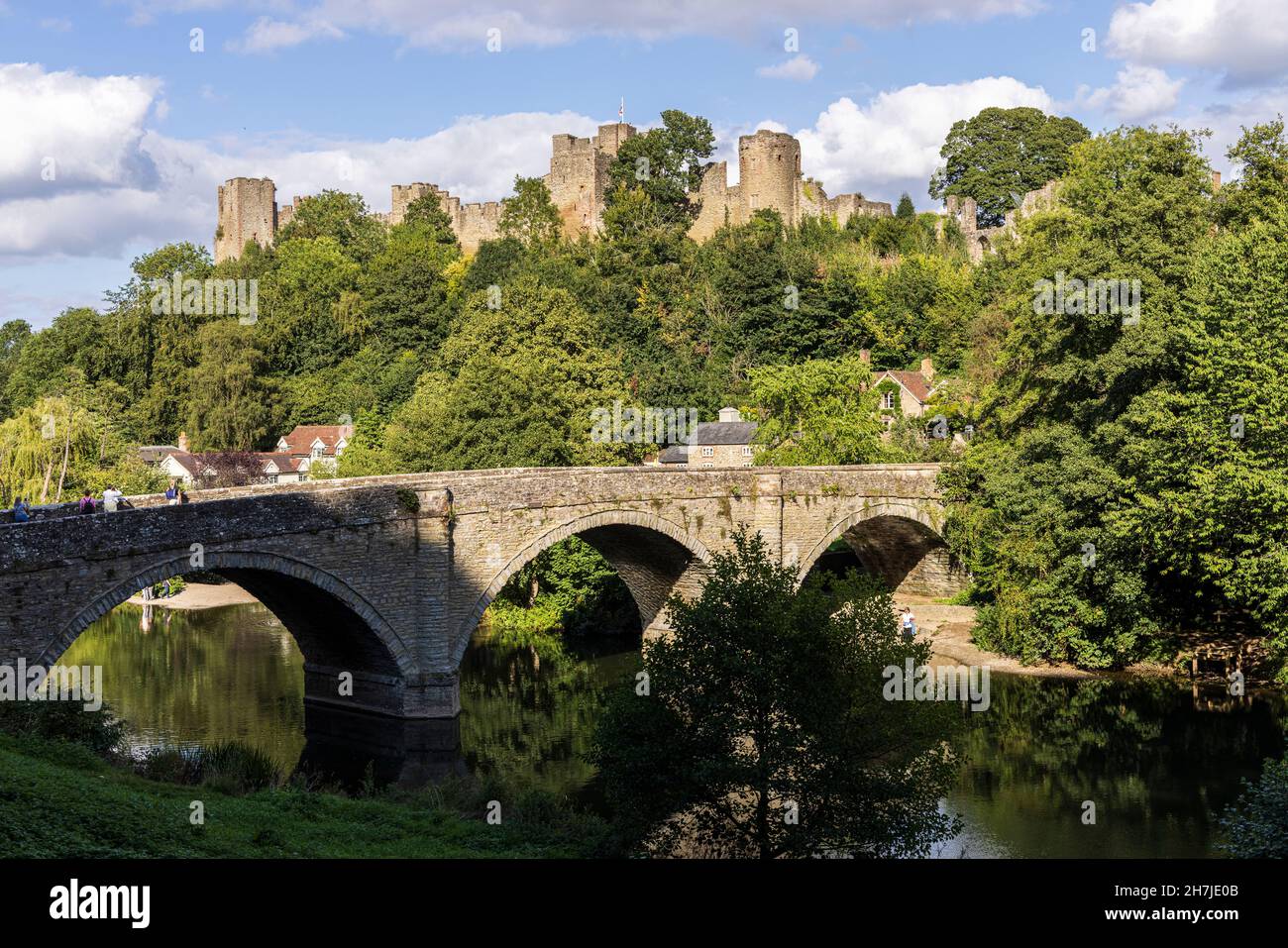 Dinham Bridge sul fiume Teme e il castello di Ludlow, Shropshire, Inghilterra, Regno Unito Foto Stock