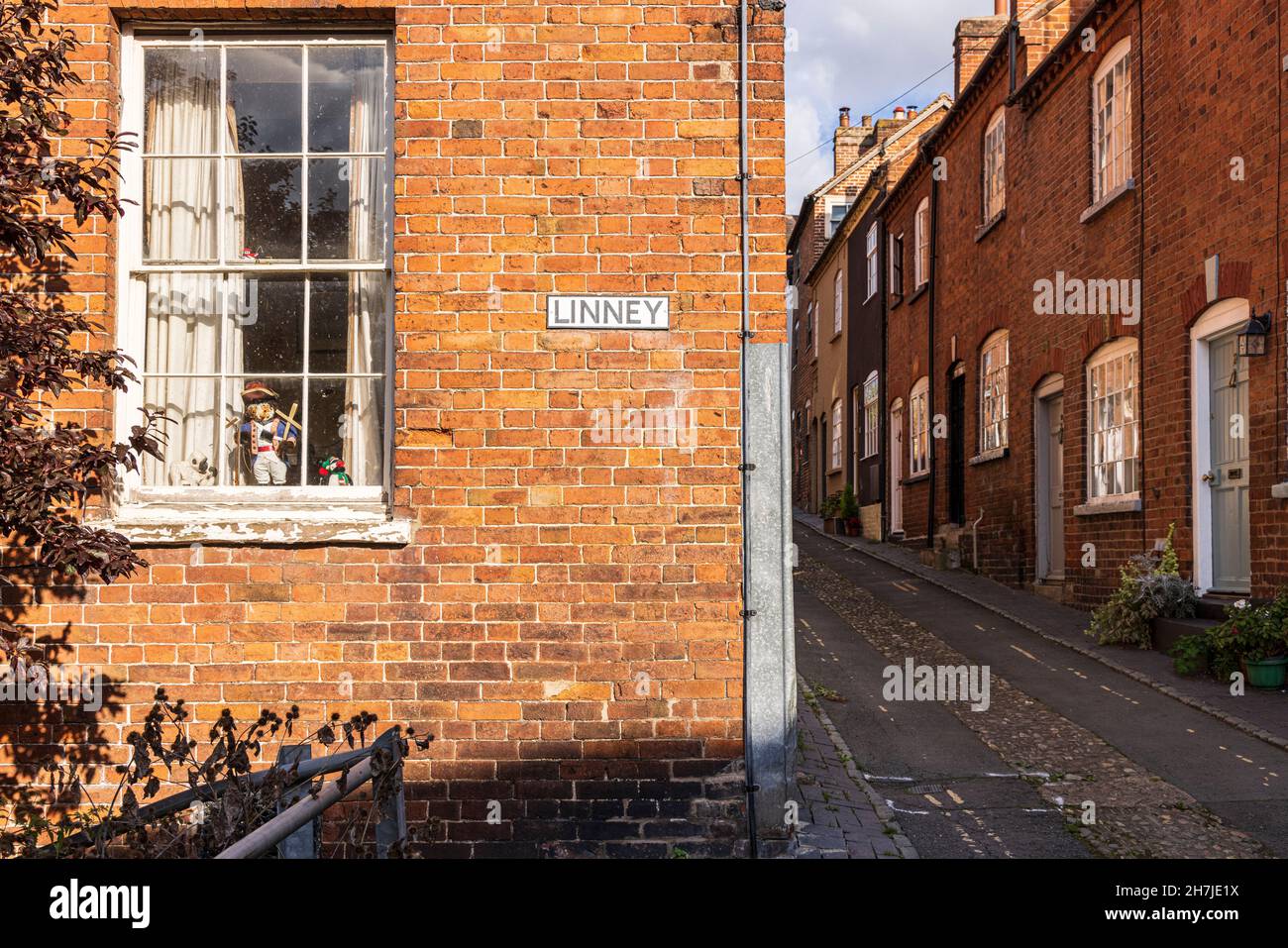 Linney e Upper Linney Street con case in mattoni rossi a Ludlow, Shropshire, Inghilterra, Regno Unito Foto Stock