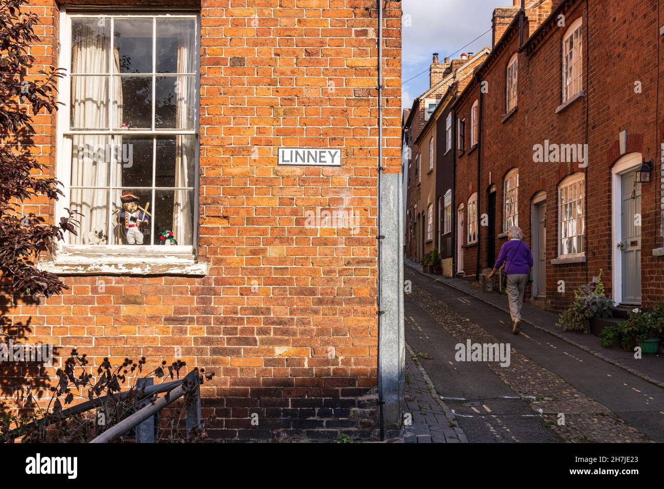 Linney e Upper Linney Street con case in mattoni rossi a Ludlow, Shropshire, Inghilterra, Regno Unito Foto Stock