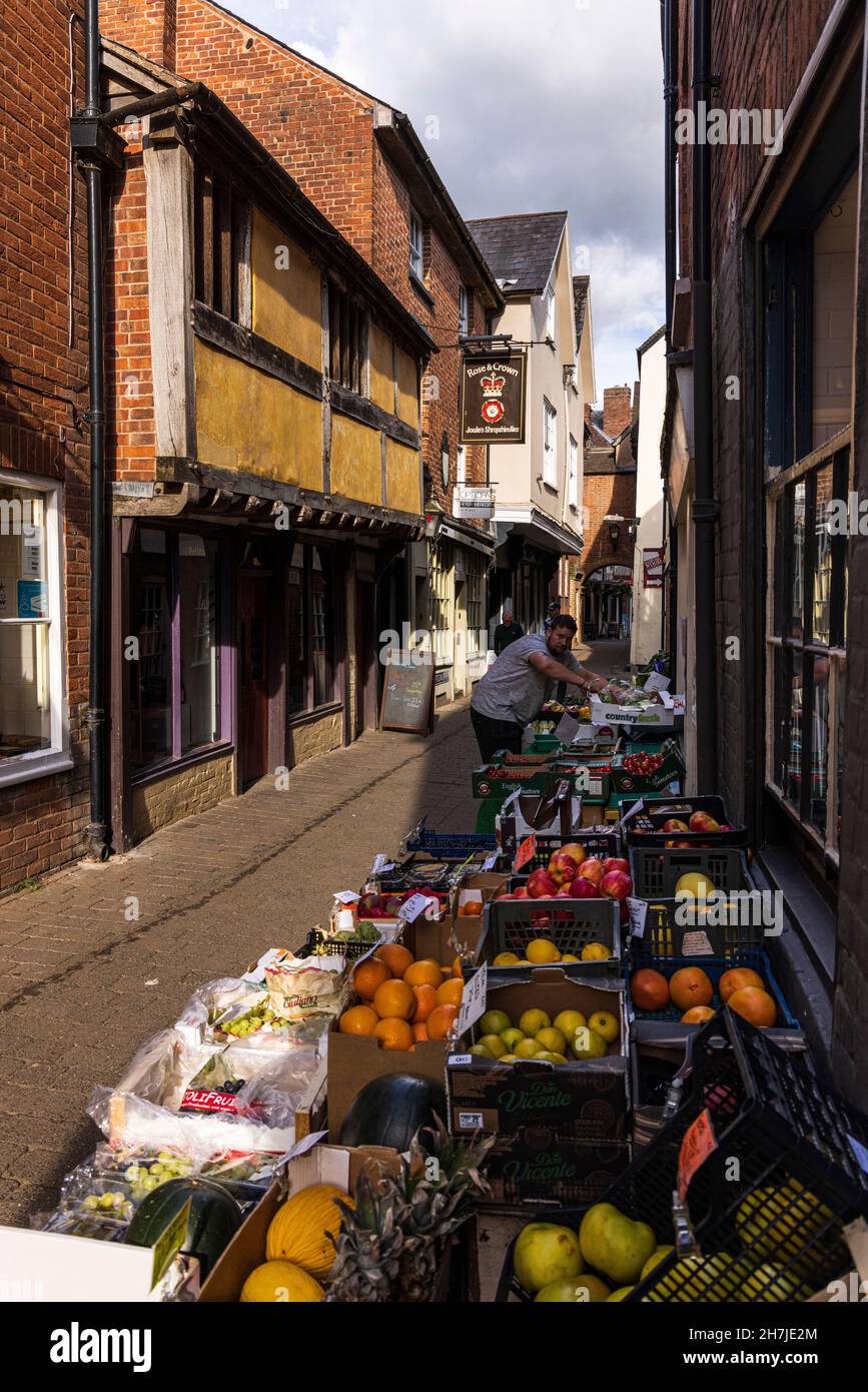 Esposizione di frutta e verdura all'esterno di un negozio di generi alimentari nelle file, Ludlow, Shropshire, Inghilterra, Regno Unito Foto Stock