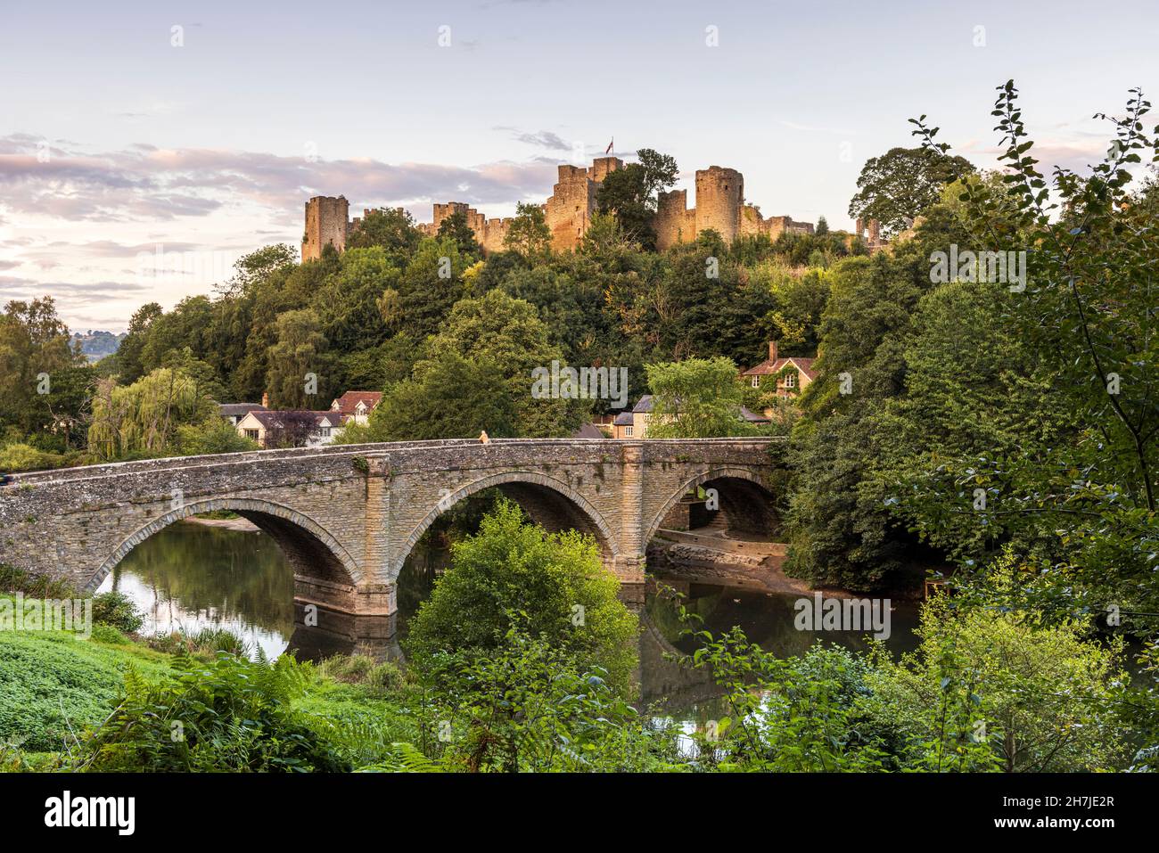 Dinham Bridge sul fiume Teme e il castello di Ludlow, Shropshire, Inghilterra, Regno Unito Foto Stock