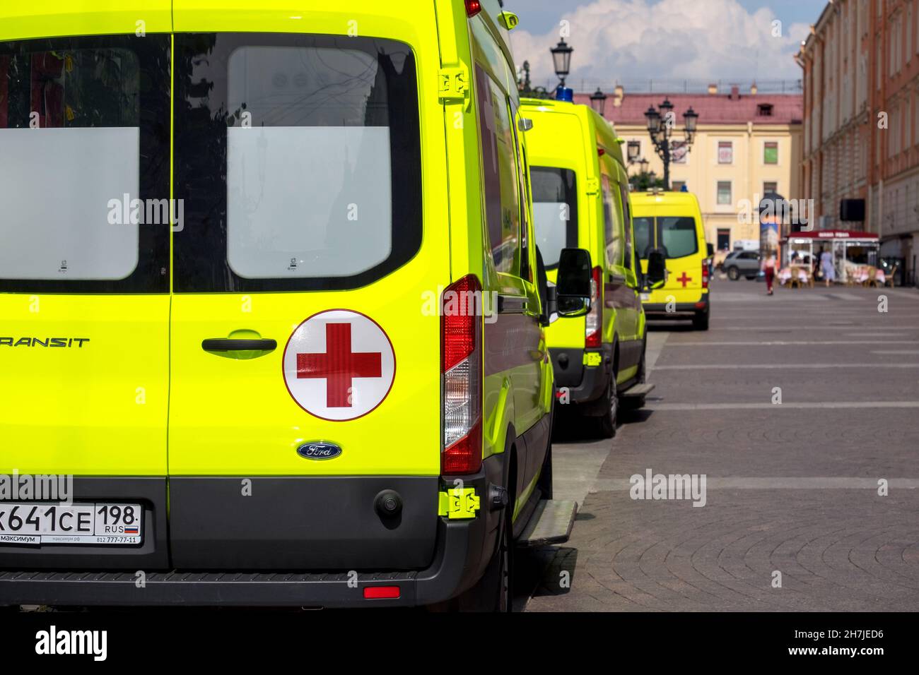 Ambulanze specializzate sono parcheggiate in strada vicino al centro medico Foto Stock
