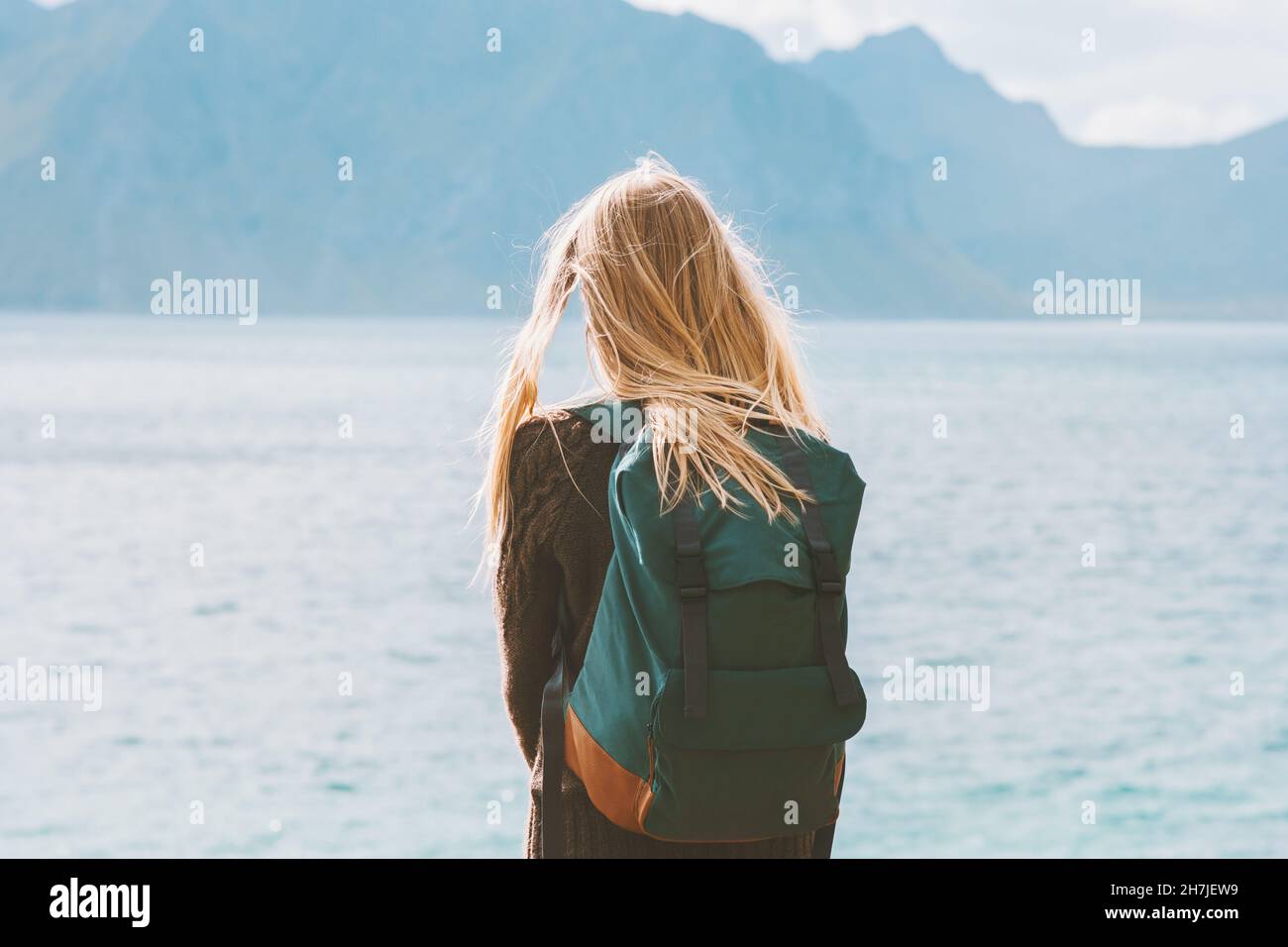 Viaggio in Norvegia donna globetrotter con zaino guardando le montagne vista da solo all'aperto vacanze attive avventura stile di vita viaggio da solo Foto Stock