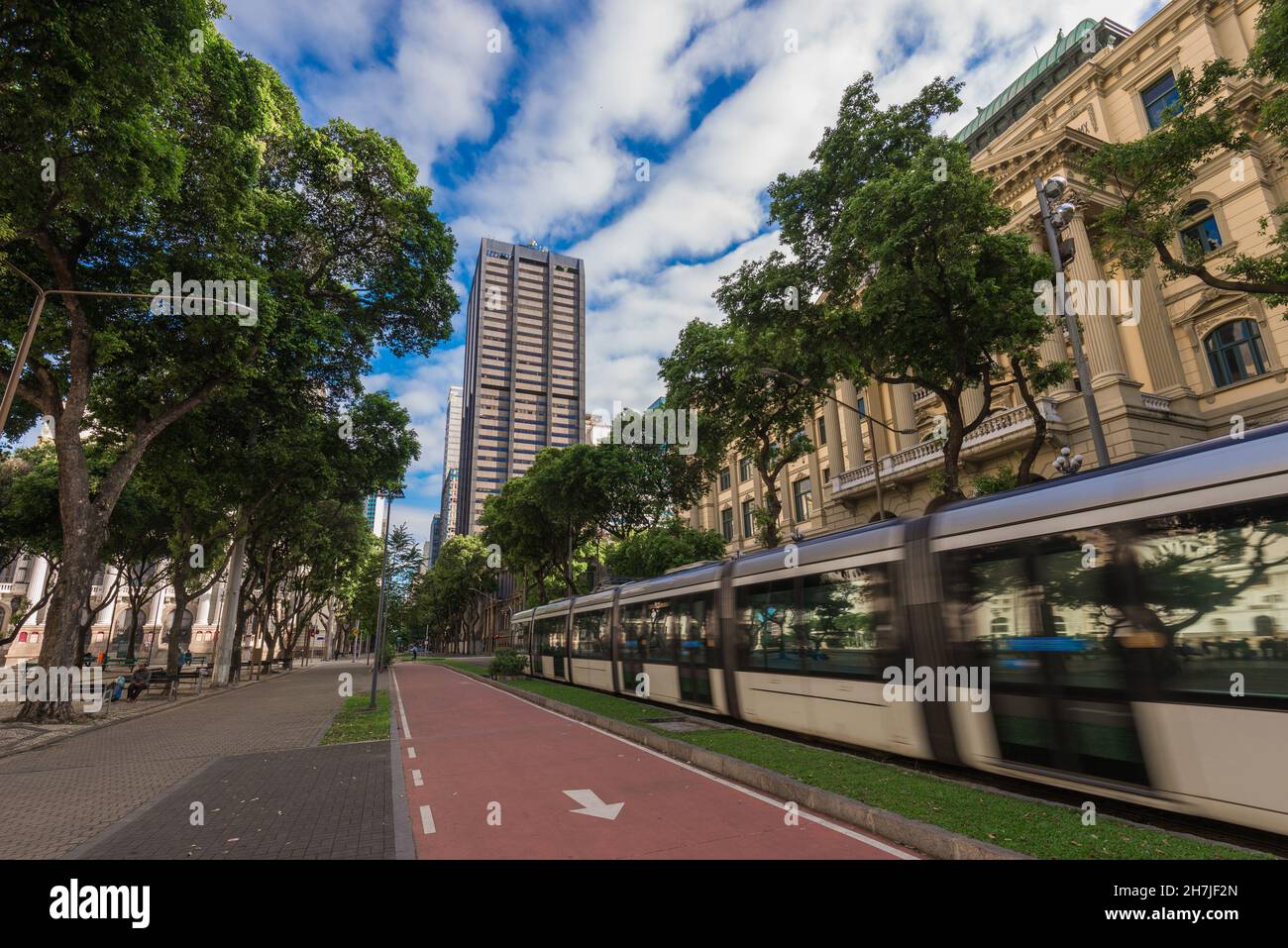 Rio de Janeiro, Brasile - 26 ottobre 2021: Moderno tram passeggeri VLT passa in Rio Branco Avenue nel centro della città. Foto Stock