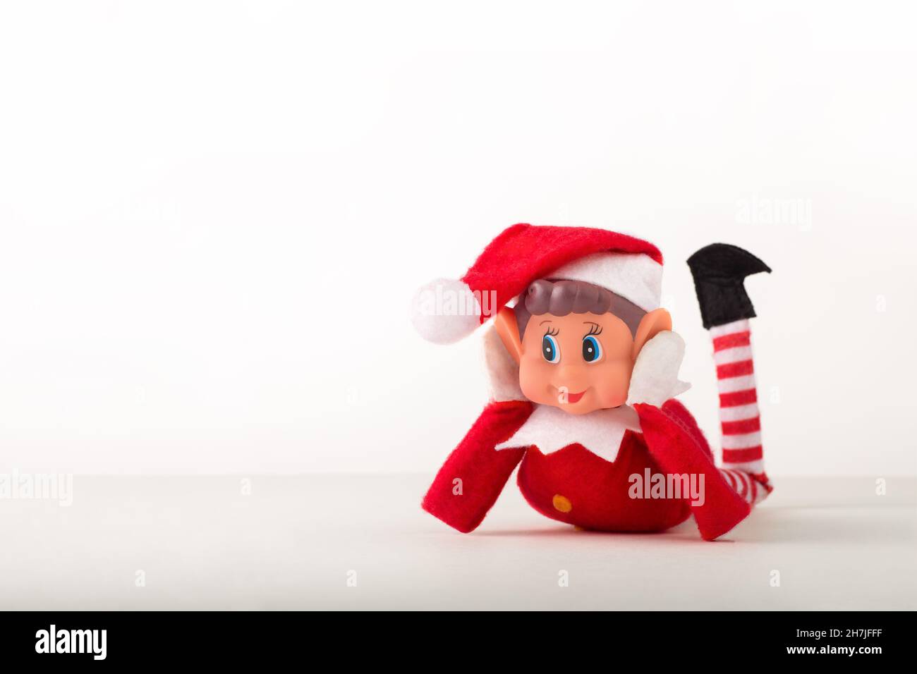 Giocattolo Elf di Natale su sfondo bianco con spazio per la copia. Lo spirito di Natale, la tradizione di Natale. Foto Stock