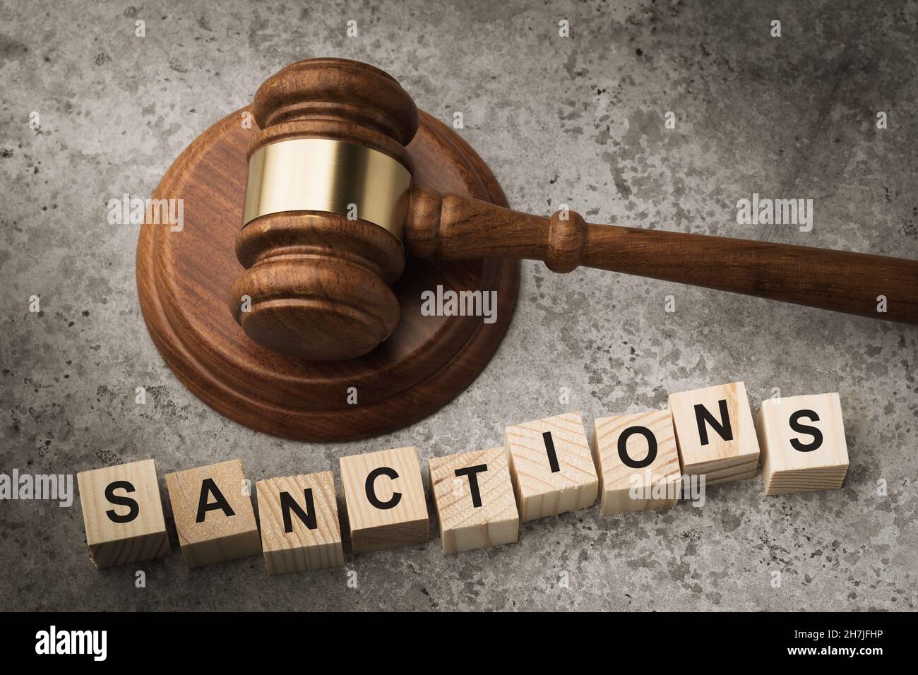 Giudice gavel e cubi di legno con testo, il concetto di sanzioni dichiarate Foto Stock