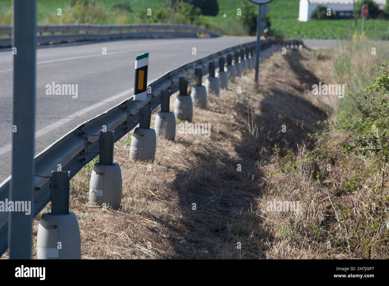 Pali di protezione ricoperti di cilindro ammortizzatore. Concetto di sicurezza per motociclisti Foto Stock