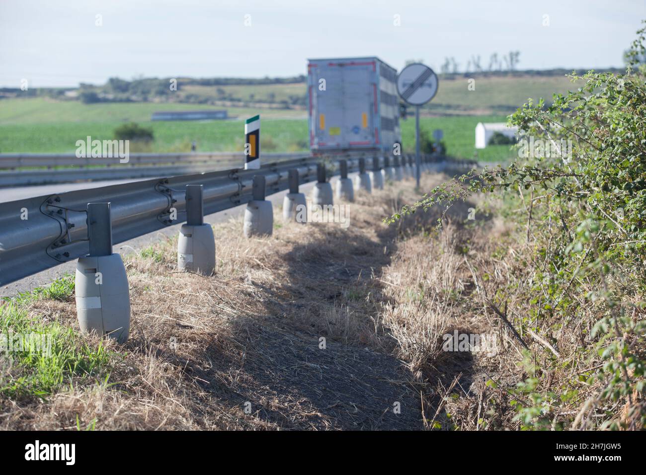 Pali di protezione ricoperti di cilindro ammortizzatore. Concetto di sicurezza per motociclisti Foto Stock