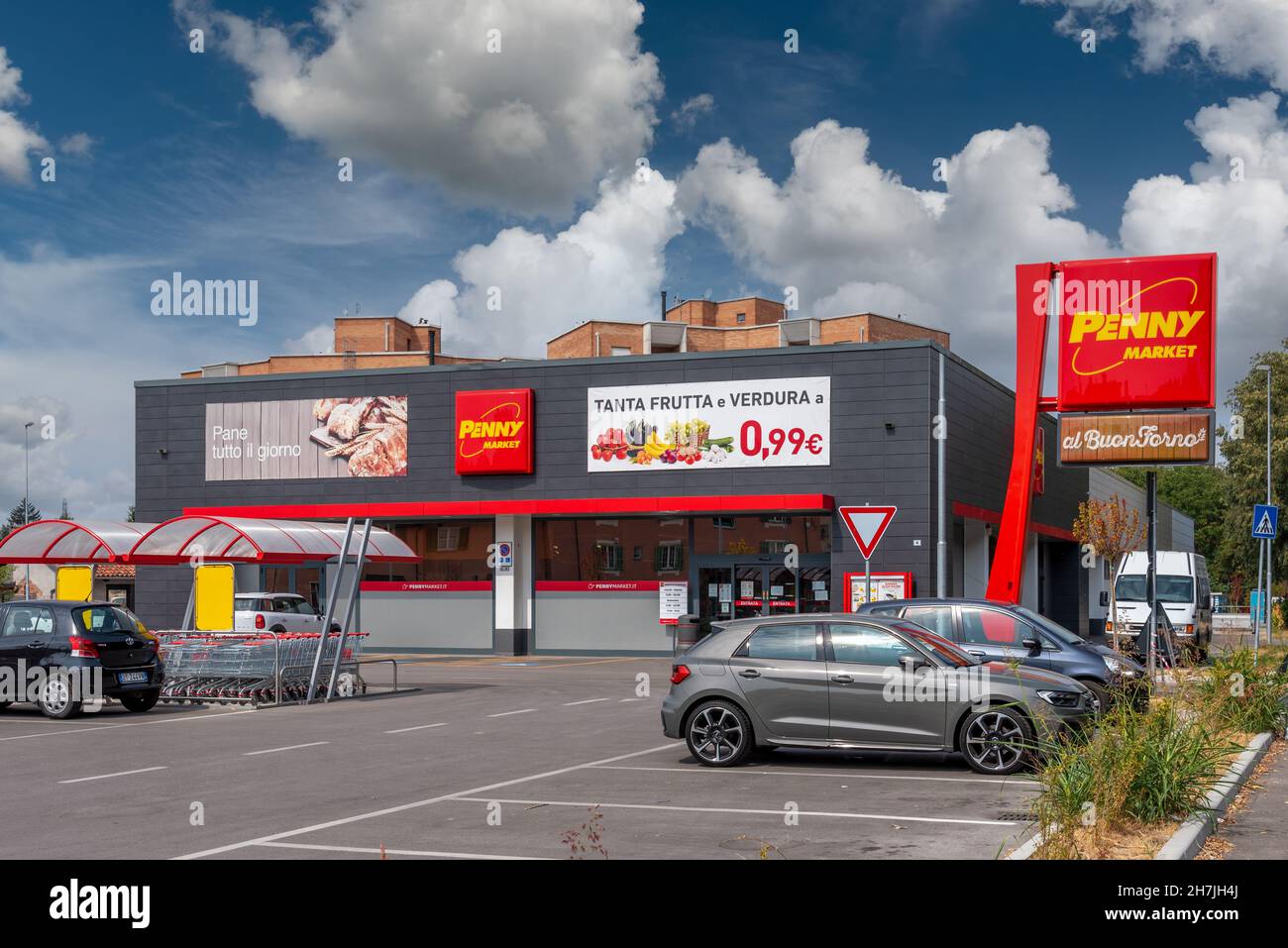Fossano, Cuneo, Italia - 10 settembre 2021: Penny Market discount supermercato di origine tedesca di proprietà del Gruppo Rewe. Vista esterna dell'edificio con ssh Foto Stock
