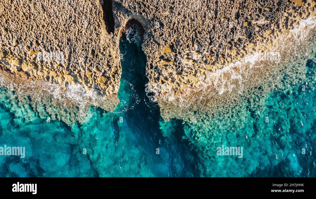 Vista aerea della costa rocciosa, Malta.Turquoise acque limpide del Mar Mediterraneo.Holiday viaggio sfondo copia spazio.Summer vacanza scena.Power Foto Stock