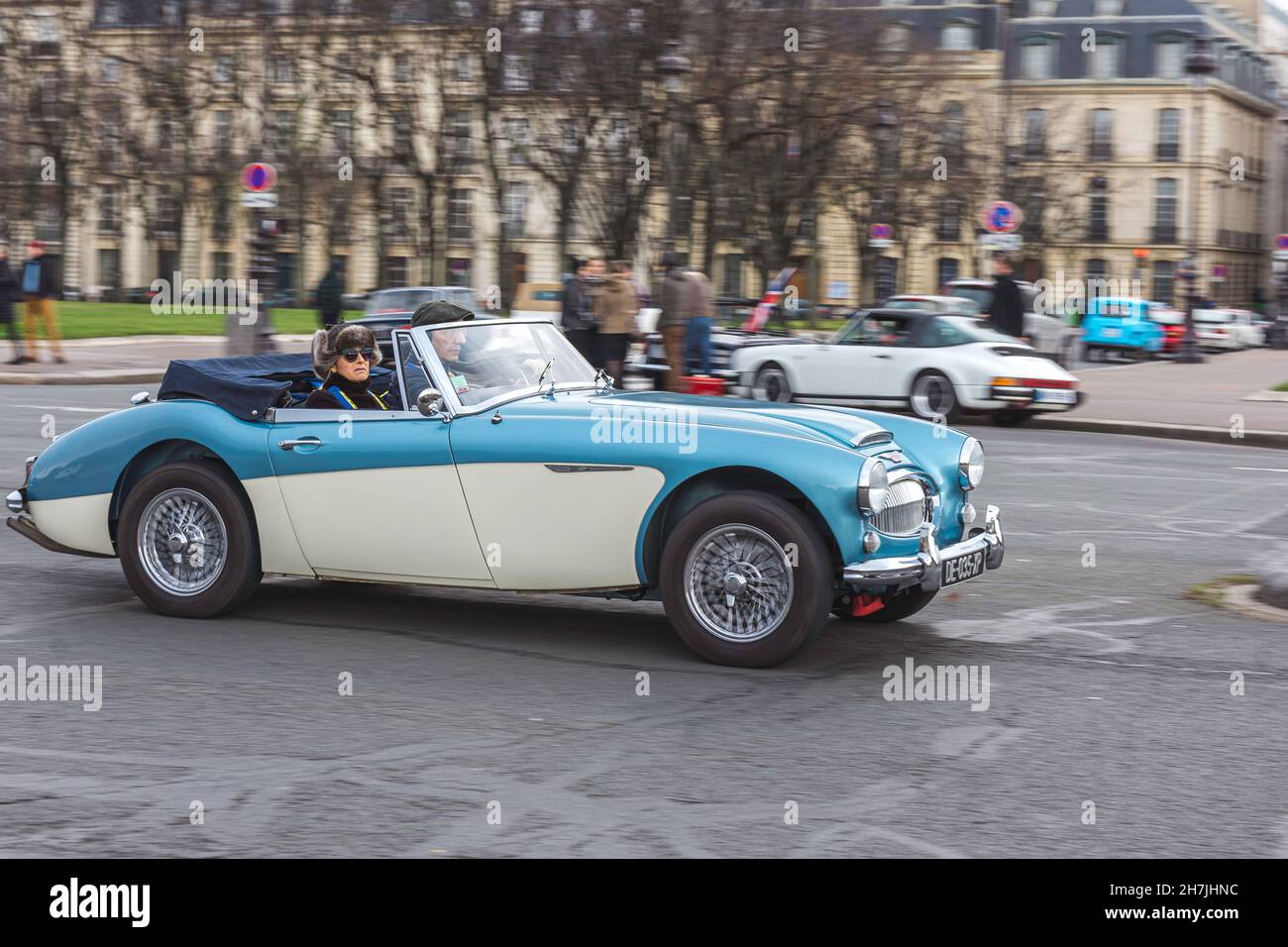 PARIGI, FRANCIA - 25 ottobre 2021: Una vecchia auto classica blu e bianca lungo la strada Foto Stock