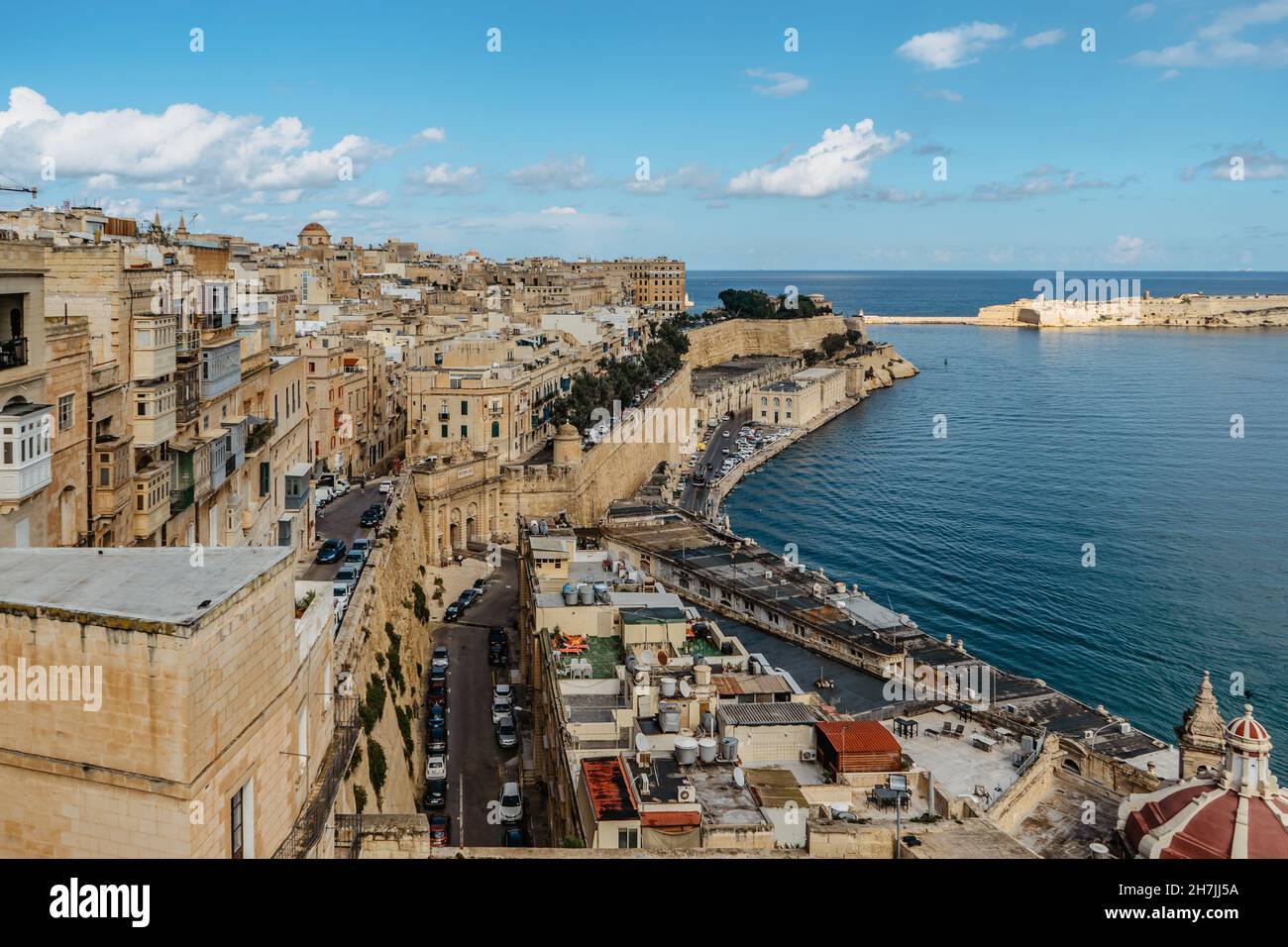 Vista panoramica della Valletta, Malta. Skyline della città da Giardini di Barrakka superiore. Bellissimo paesaggio urbano, soleggiata giorno d'estate. Case in pietra fronte mare con balconi Foto Stock