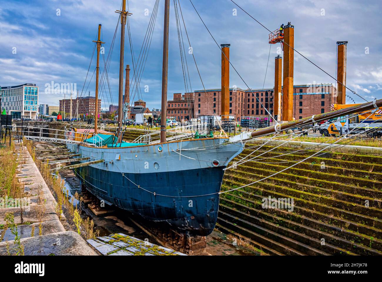 Nave a vela ormeggiata a Liverpool con edifici sullo sfondo Foto Stock