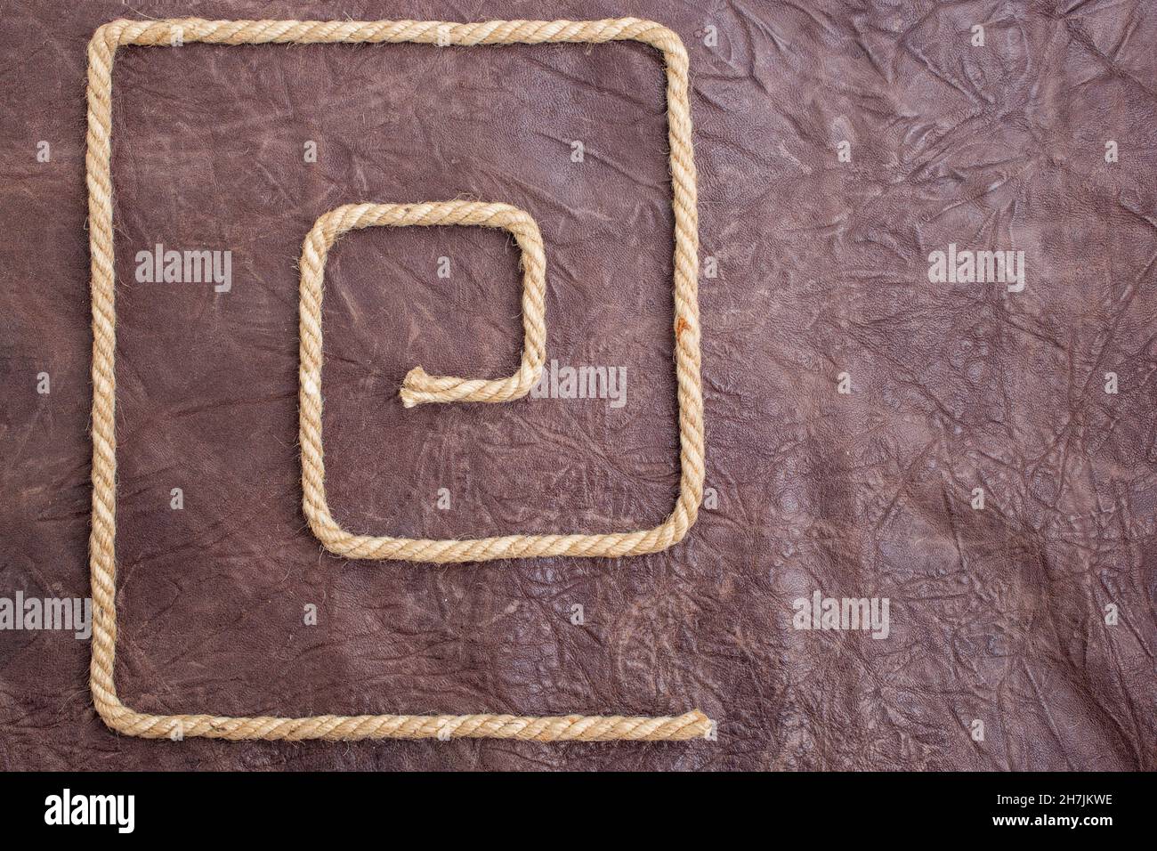 labirinto facile realizzato con corda di iuta su tessuto di pelle marrone Foto Stock