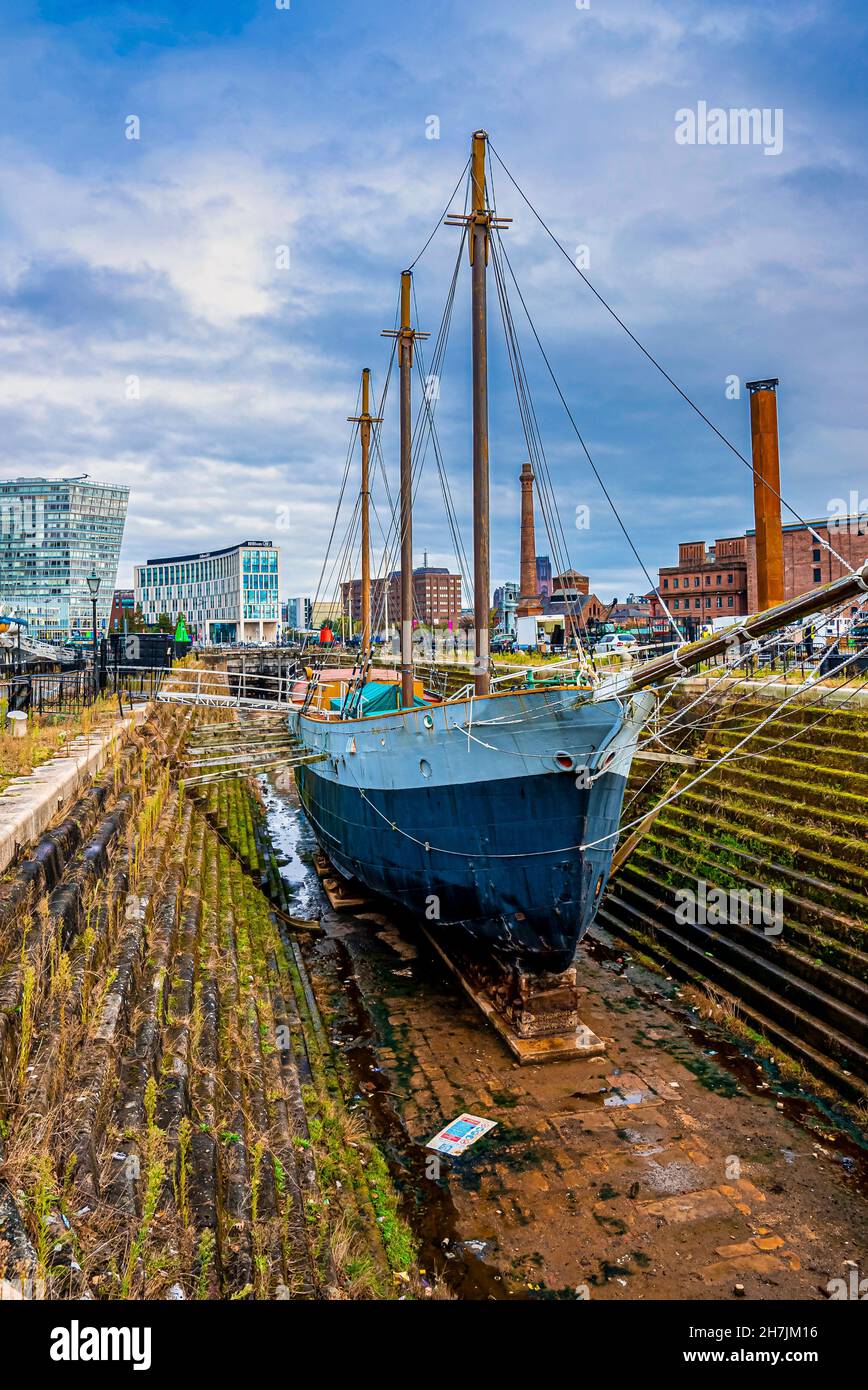 Nave a vela ormeggiata a Liverpool con edifici sullo sfondo Foto Stock