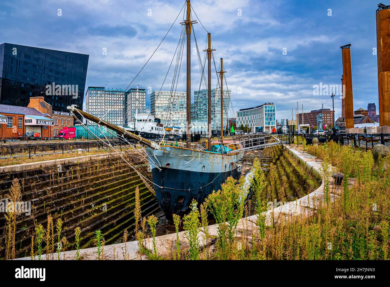 Old Square rigger barca a vela ormeggiata a Liverpool con edifici sullo sfondo Foto Stock