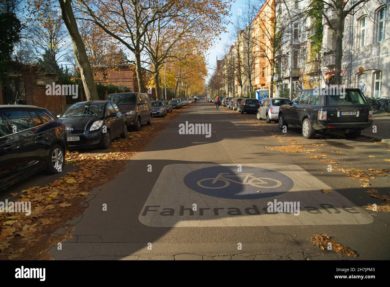 BERLINO, GERMANIA - 10 NOVEMBRE 2021: Bergmannstrasse con grande cartello Bicycle Street Fahradstrasse stampato sull'asfalto in una giornata di sole autunnali. Cemet Foto Stock