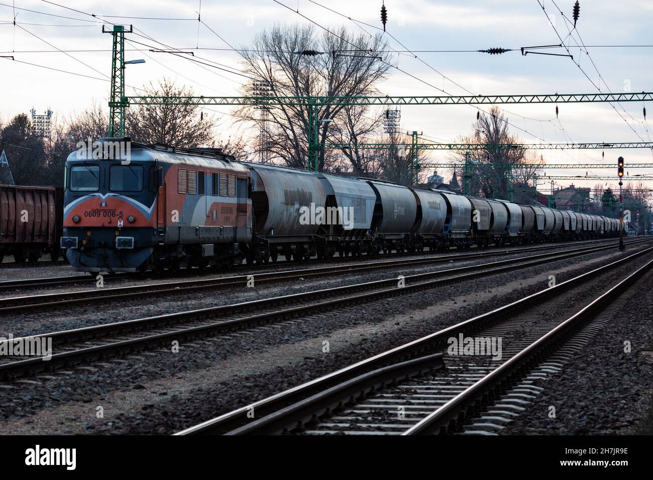 Siofok, Ungheria - 13 marzo 2021: Trasporto ferroviario internazionale. Cargo cargo treno carro alla stazione ferroviaria. Trasporto e spedizione globali. Foto Stock