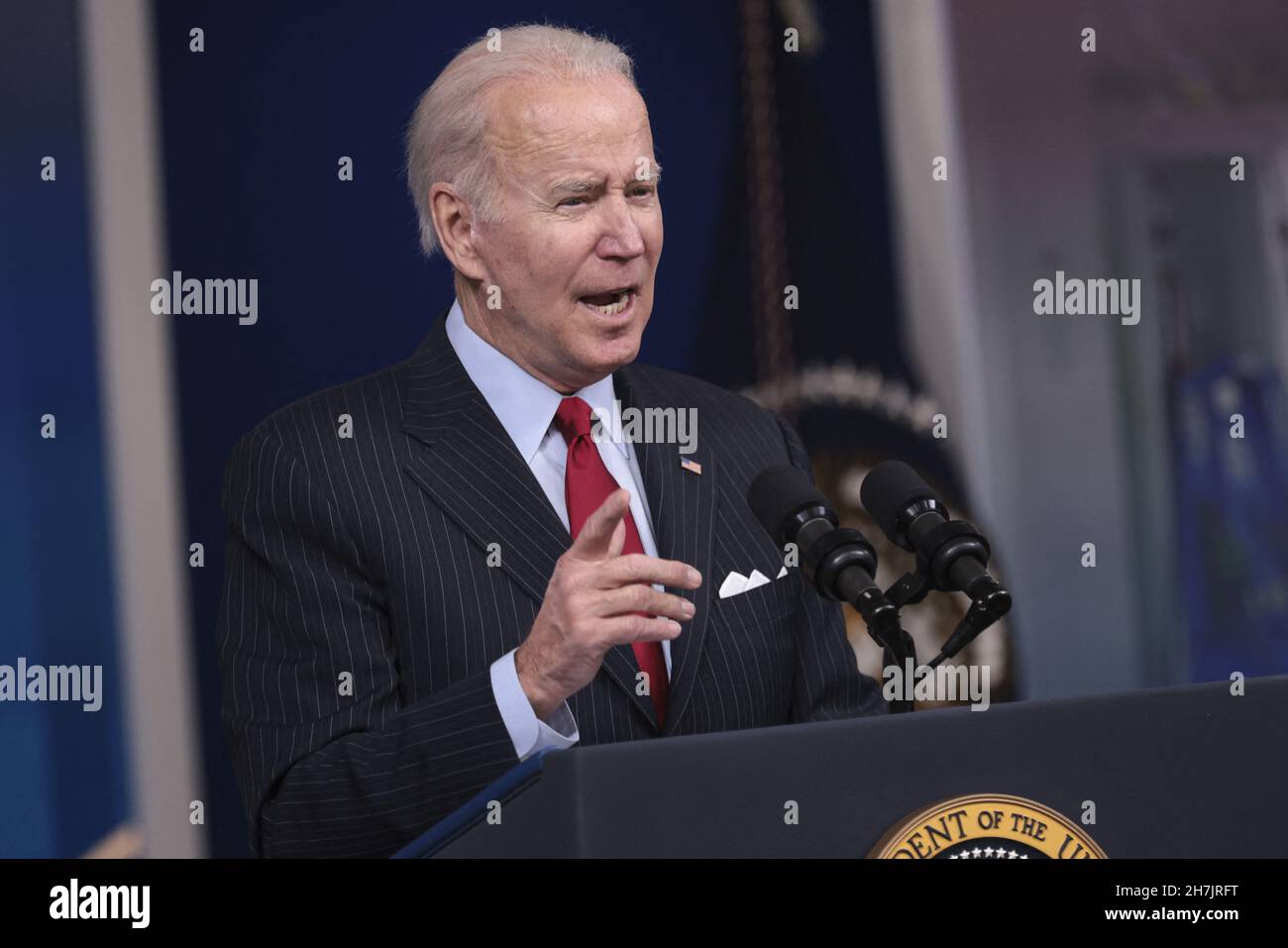 Washington, D.C., U.S, 23 novembre 2021. Il presidente degli Stati Uniti Joe Biden parla dell'economia nell'edificio Eisenhower Executive Office a Washington, D.C., Stati Uniti, martedì 23 novembre, 2021. Gli Stati Uniti libereranno 50 milioni di barili di greggio dalle sue riserve strategiche in concerto con la Cina, il Giappone, l'India, la Corea del Sud e il Regno Unito, un tentativo senza precedenti e coordinato da parte dei più grandi consumatori di petrolio del mondo di domare i prezzi che rischiano una reazione negativa da parte dell'OPEC+. Foto di Oliver Contreras/Pool/ABACAPRESS.COM Foto Stock