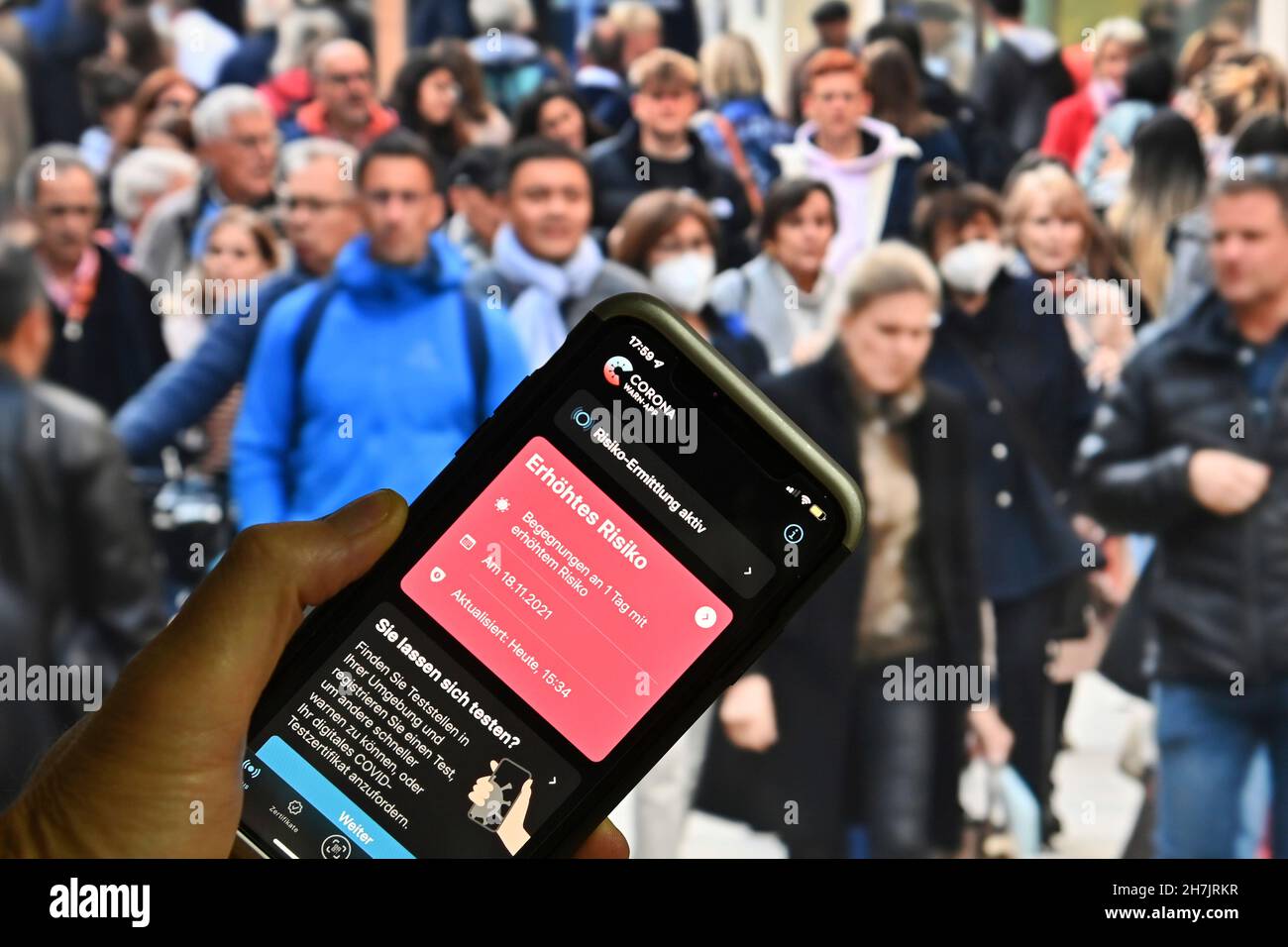 Monaco di Baviera, Germania. 23 novembre 2021. Immagine dell'argomento Corona WARN App. Lotta contro la pandemia. Immagine dell'argomento Corona WARN App. L'app Corona WARN mostra l'aumento del rischio. Credit: dpa/Alamy Live News Foto Stock