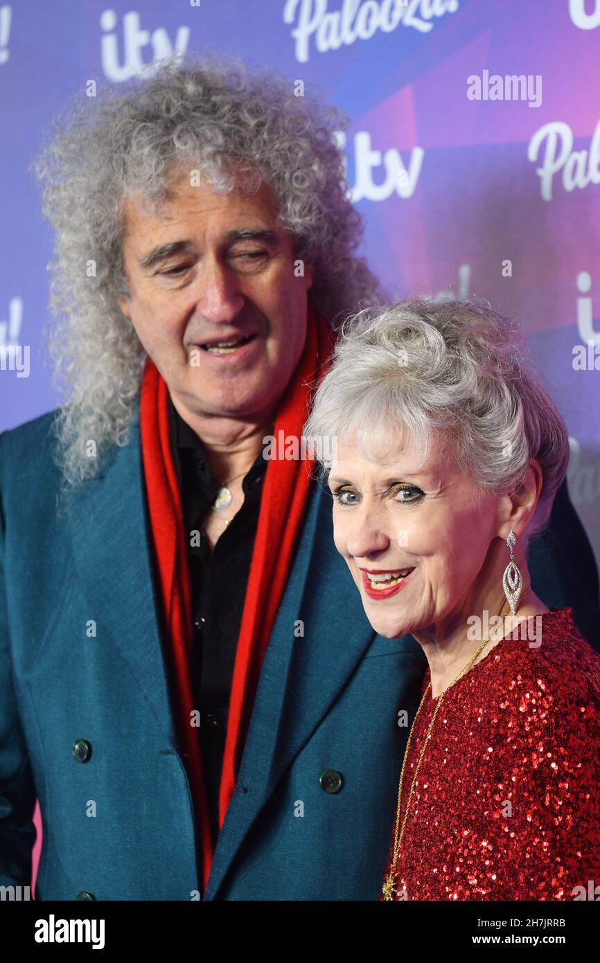 Londra, Regno Unito. 23 novembre 2021. Brian May e Anita Dobson hanno partecipato all'ITV Palooza che si è tenuto presso il Royal Festival Hall, Southbank Centre, Londra. Data foto: Martedì 23 novembre 2021. Il credito fotografico dovrebbe essere: Matt Crossick/Empics/Alamy Live News Foto Stock