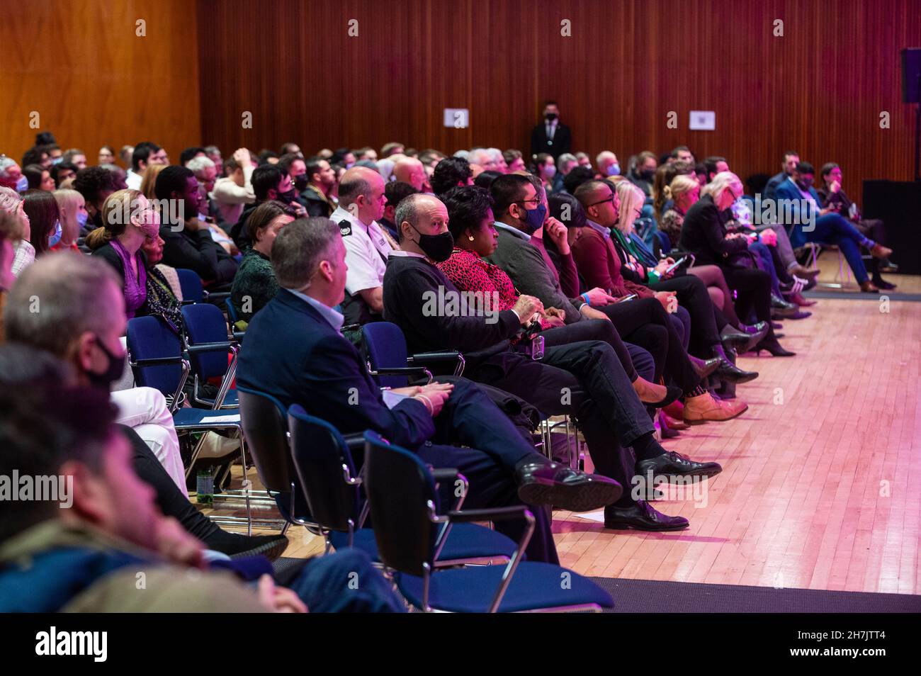 Londra, Regno Unito. 23 novembre 2021. Una visione generale in cui il sindaco di Londra, Sadiq Khan e l’Assemblea di Londra affrontano le domande dei londinesi al Congress Center di Bloomsbury al primo tempo delle domande di persona da quando è iniziata la pandemia. Temi come la ripresa economica di Londra, i trasporti, la qualità dell’aria, l’ambiente, l’edilizia abitativa, la polizia e la sicurezza sono in discussione in un evento presieduto da Anne Clarke AM, membro dell’Assemblea per Barnet e Camden. Credit: Stephen Chung / Alamy Live News Foto Stock