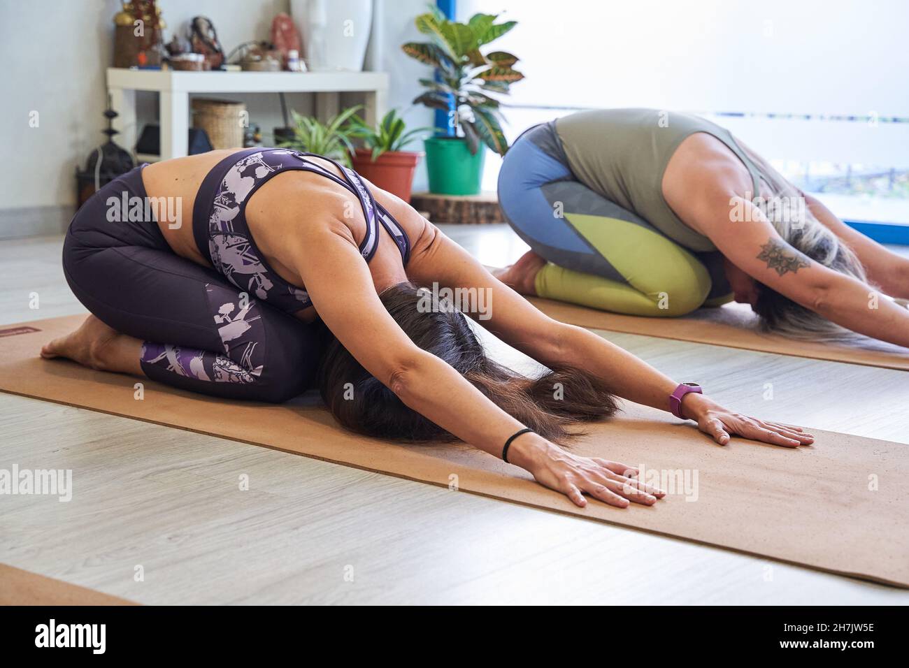 Gruppo di donne in lezioni di yoga fare esercizio di yoga, yoga posa del bambino o Balasana, esercizio per la vita benessere Foto Stock