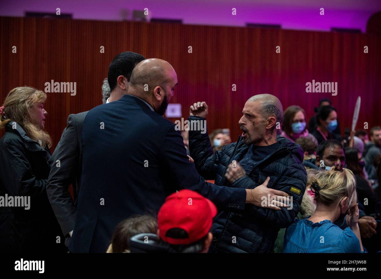 Londra, Regno Unito. 23 novembre 2021. Gli hecklers tentano di distruggere il sindaco di Londra, Sadiq Khan, e l’Assemblea di Londra che affrontano le domande dei londinesi al Congress Center di Bloomsbury al primo tempo delle domande della gente di persona dall’inizio della pandemia. Tra gli hecklers che gridavano gli slogan anti-vax c'era Piers Corbyn. Credit: Stephen Chung / Alamy Live News Foto Stock