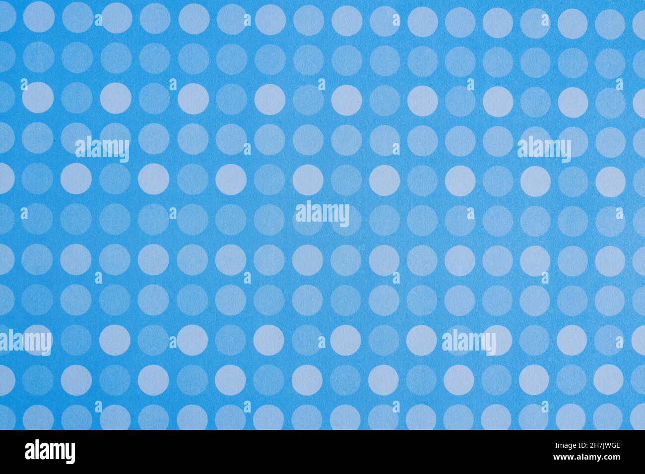 Motivo di sfondo dei punti di pallina circolare sulla carta. Trama carta sfondo a colori senza giunture su sfondo a colore singolo. Sfondo blu Foto Stock