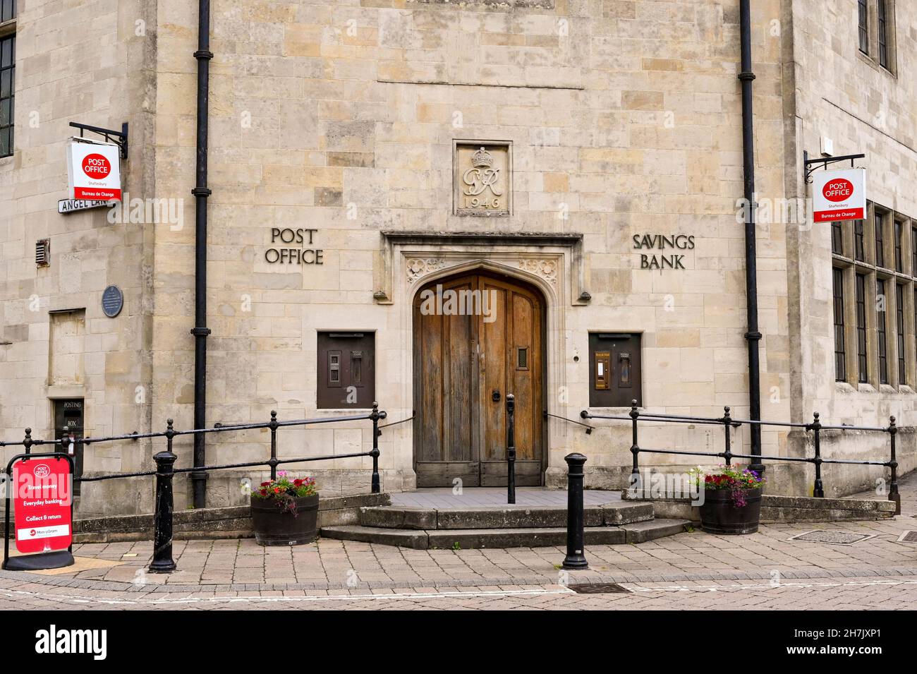 Shaftsbury, Inghilterra - Giugno 2021: Vista esterna dell'ingresso al vecchio ufficio postale nel cenre della città Foto Stock