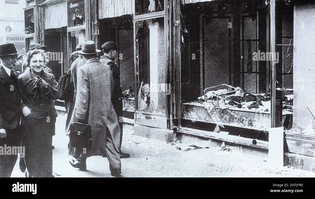 KRISTALLNACHT (Notte di Cristallo) la proprietà ebraica distrutta a Magdeburg nel novembre 1938. Foto Stock