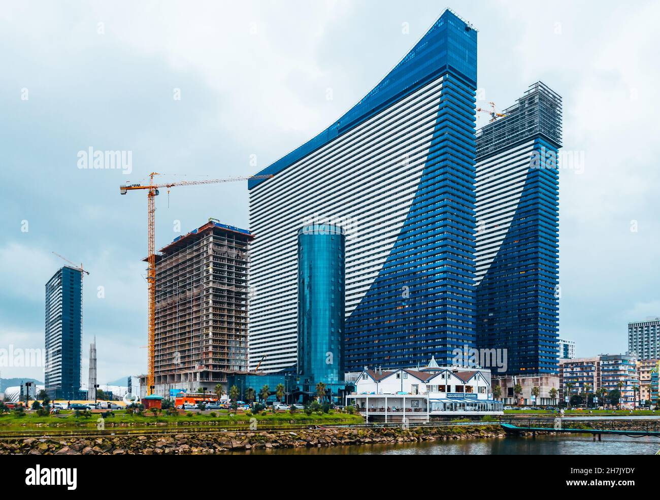 Batumi, Georgia. 19 agosto 2021: Vista di nuovi edifici vicino al lago e Giustizia. Foto Stock