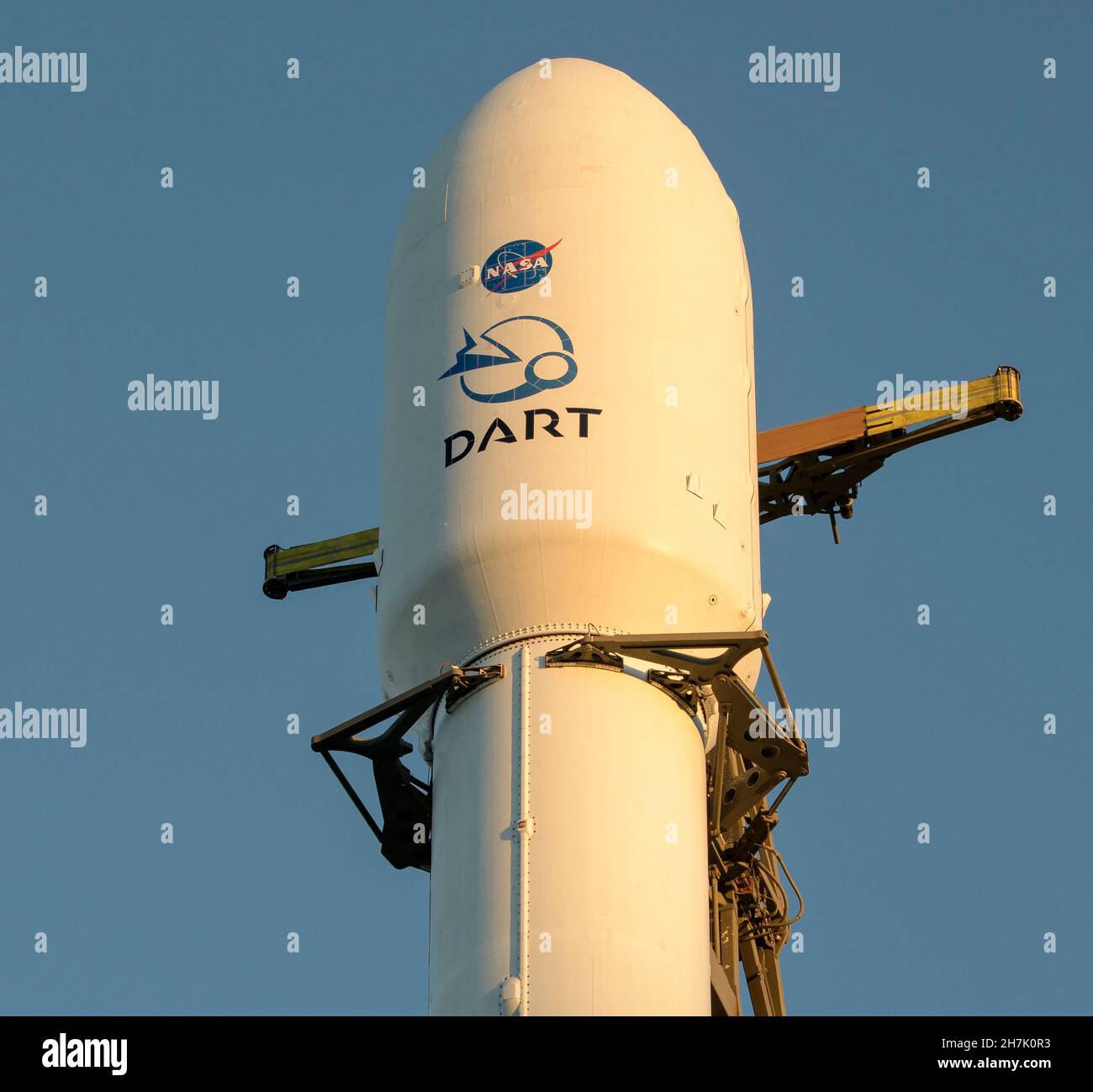 Il razzo SpaceX Falcon 9 con il Double Asteroid Redirection Test, o DART, veicolo spaziale a bordo, è visto durante l'alba, martedì 23 novembre 2021, allo Space Launch Complex 4E, Vandenberg Space Force base in California. DART è il primo test di difesa planetaria su vasta scala al mondo, dimostrando un metodo per la tecnologia di deflessione degli asteroidi. La missione è stata costruita ed è gestita dall'APL Johns Hopkins per l'Ufficio di coordinamento della Difesa planetaria della NASA. Credito obbligatorio: Fattura Ingalls/NASA via CNP /MediaPunch Foto Stock