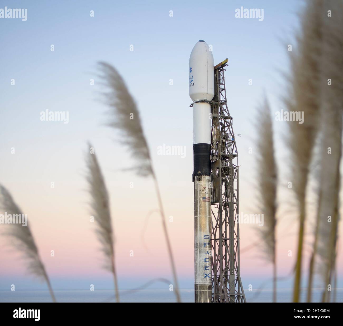 Il razzo SpaceX Falcon 9 con il Double Asteroid Redirection Test, o DART, veicolo spaziale a bordo, è visto durante l'alba, martedì 23 novembre 2021, allo Space Launch Complex 4E, Vandenberg Space Force base in California. DART è il primo test di difesa planetaria su vasta scala al mondo, dimostrando un metodo per la tecnologia di deflessione degli asteroidi. La missione è stata costruita ed è gestita dall'APL Johns Hopkins per l'Ufficio di coordinamento della Difesa planetaria della NASA.credito obbligatorio: Bill Ingalls/NASA tramite CNP /MediaPunch Foto Stock